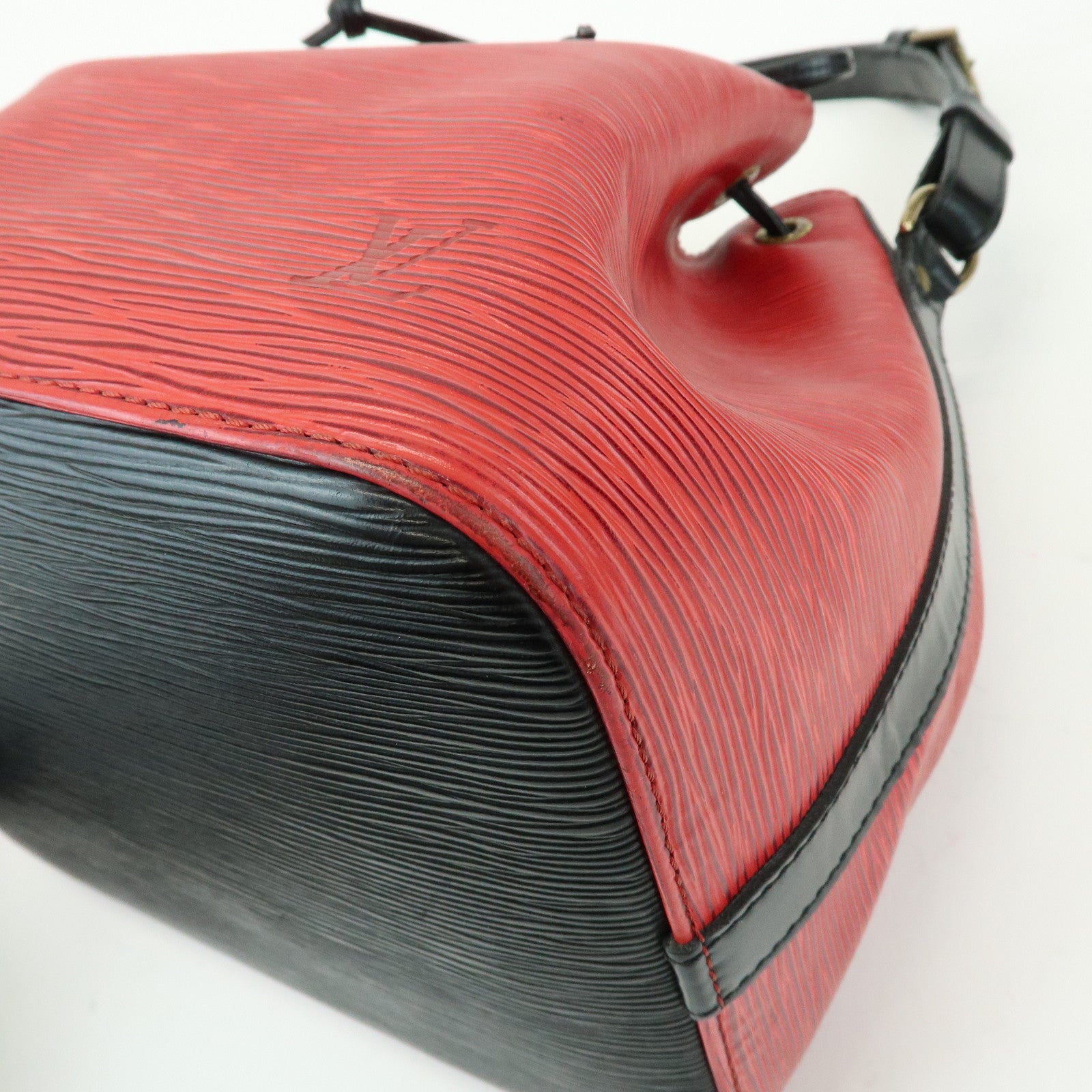Louis Vuitton Epi Petit Noe Shoulder Bag Noir Castilian Red M44172