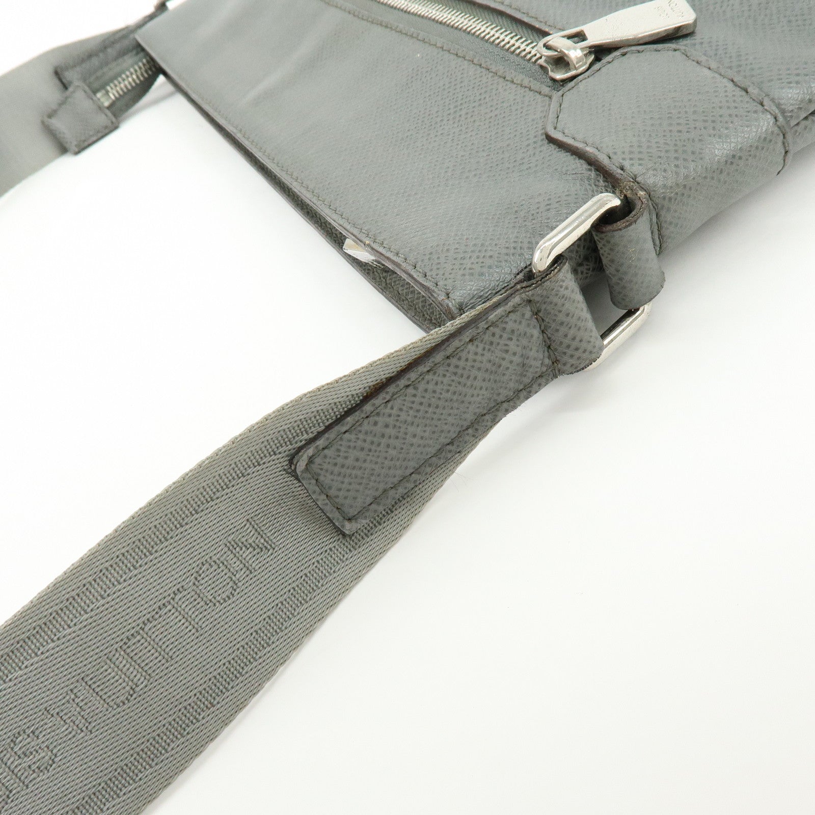Louis Vuitton Sasha Taiga Leather Messenger Bag Glacier M32630
