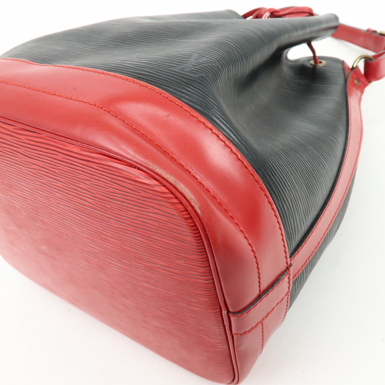 Louis Vuitton Epi Noe Leather Shoulder Bag Noir Castilian Red M44017