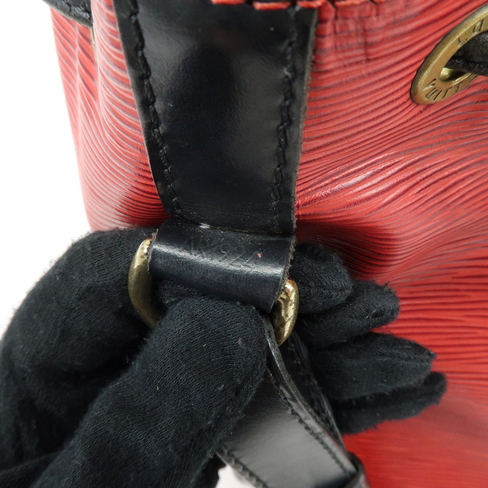Louis Vuitton Epi Petit Noe Shoulder Bag Noir Castilian Red M44172