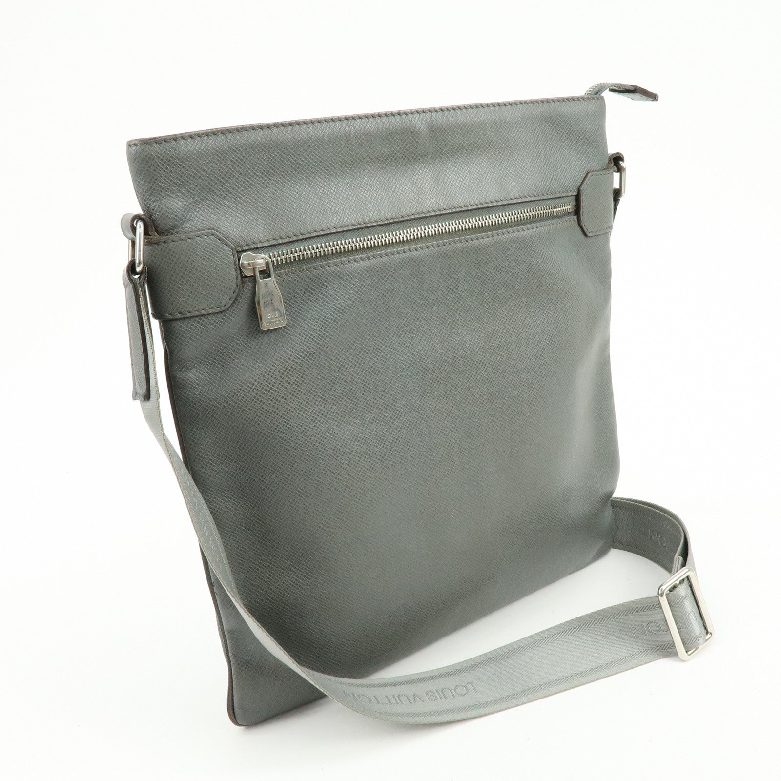 Louis Vuitton Sasha Taiga Leather Messenger Bag Glacier M32630