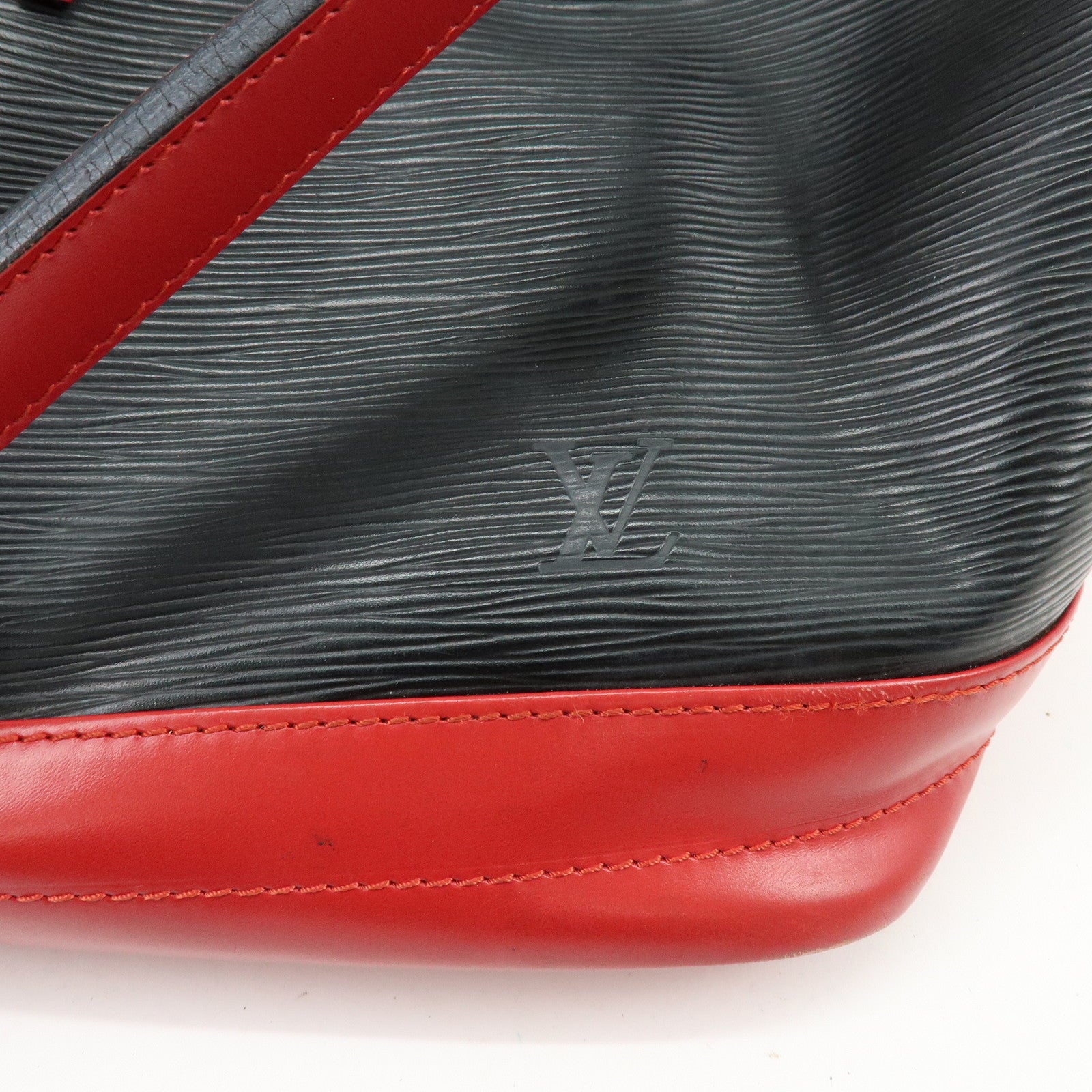 Louis Vuitton Epi Noe Leather Shoulder Bag Noir Castilian Red M44017