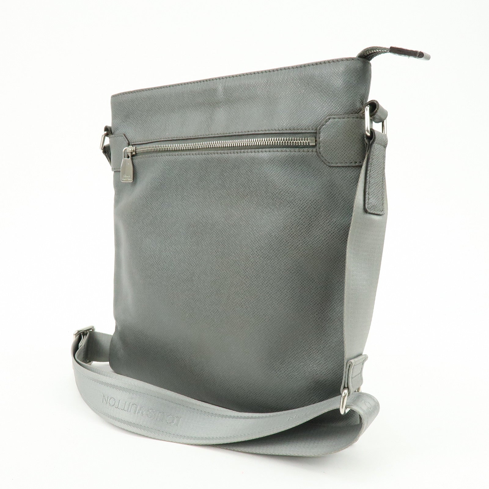 Louis Vuitton Sasha Taiga Leather Messenger Bag Glacier M32630