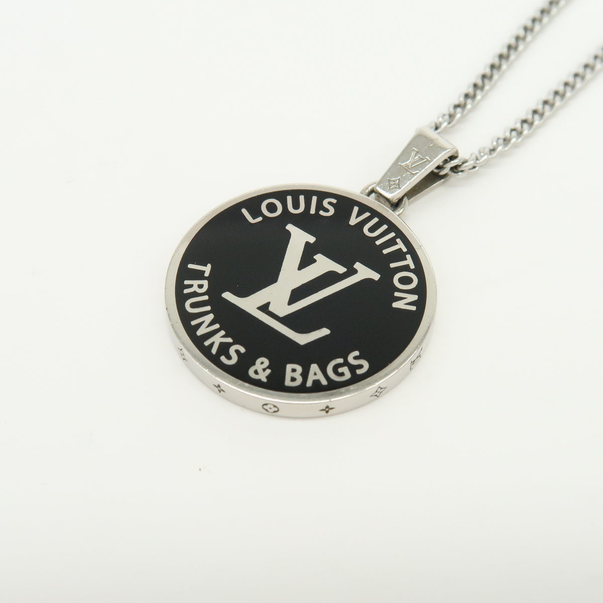 Louis Vuitton Collier LV Award Metal Necklace Pendant Silver M00911