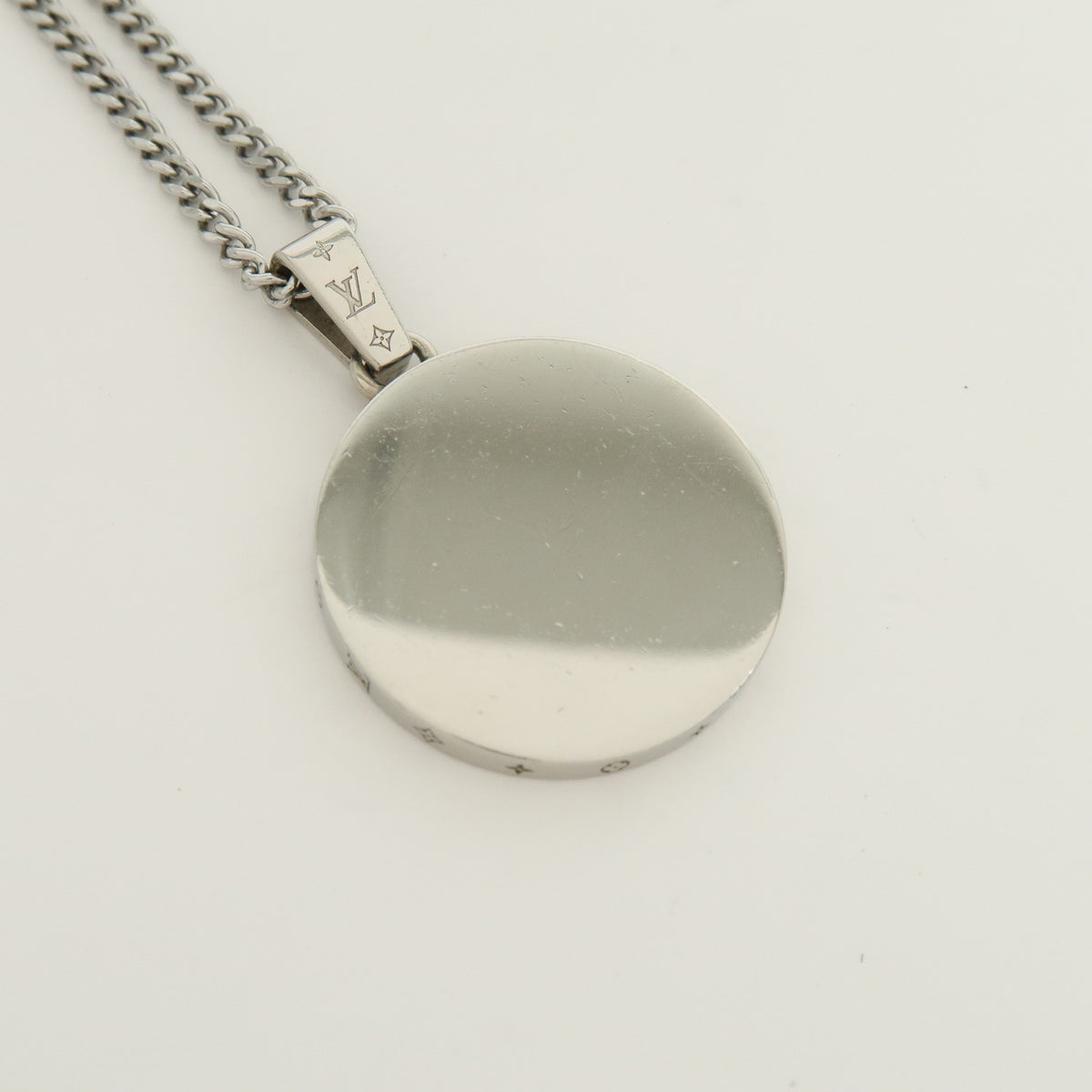 Louis Vuitton Collier LV Award Metal Necklace Pendant Silver M00911