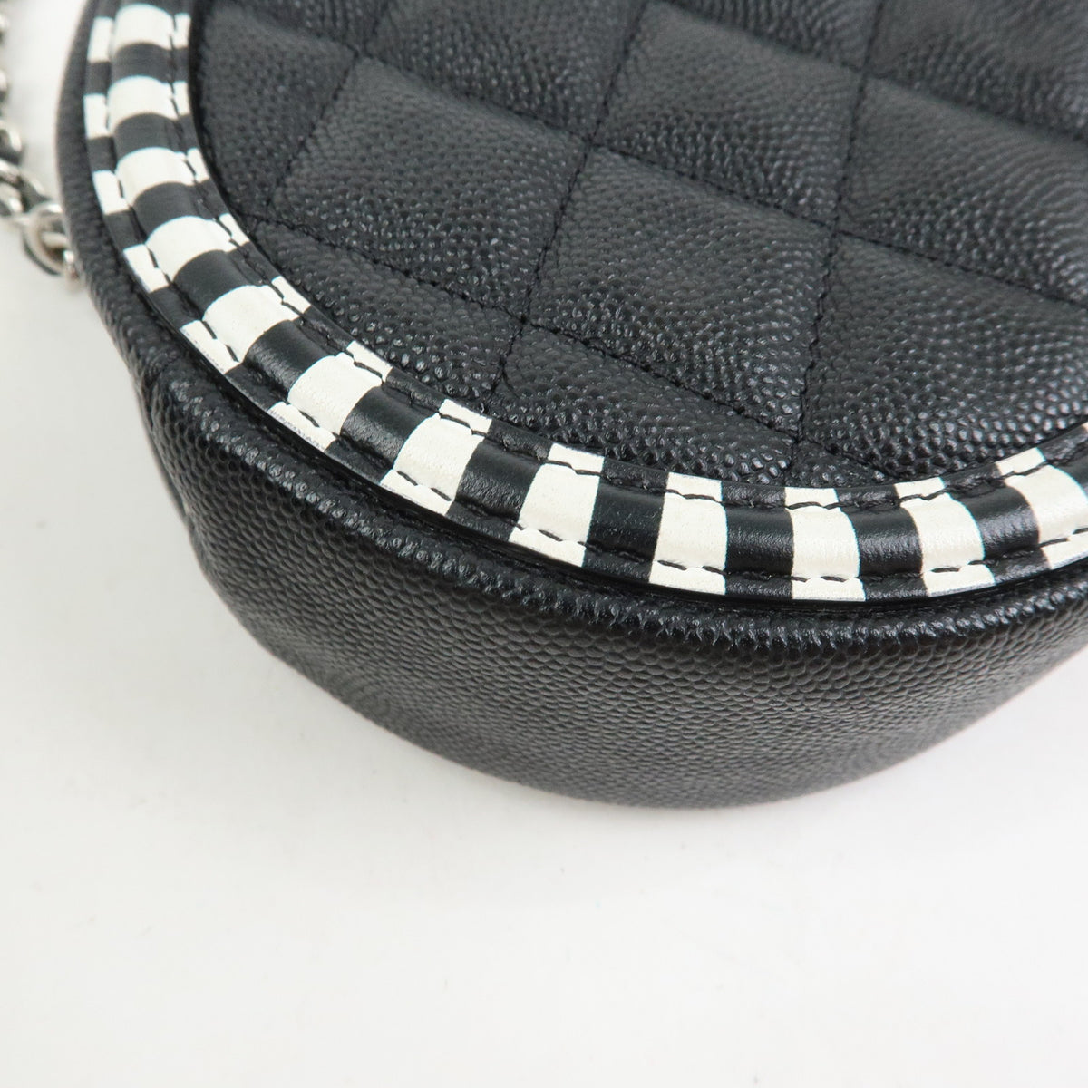 CHANEL CC Filigree Caviarskin Chain Leather Round Shoulder Bag AP0365