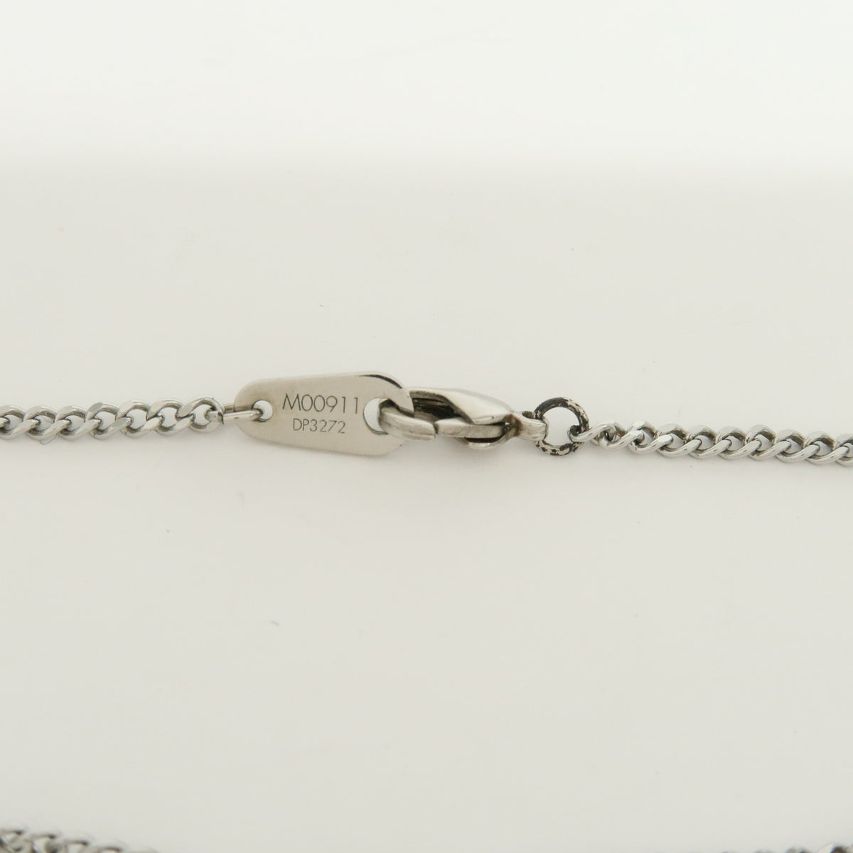 Louis Vuitton Collier LV Award Metal Necklace Pendant Silver M00911
