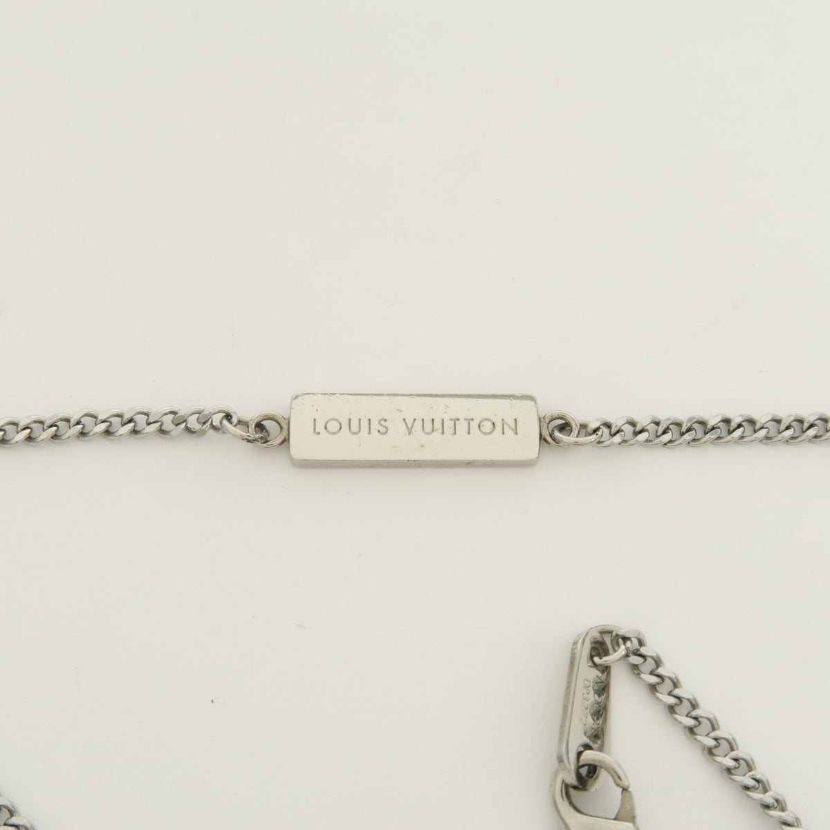 Louis Vuitton Collier LV Award Metal Necklace Pendant Silver M00911