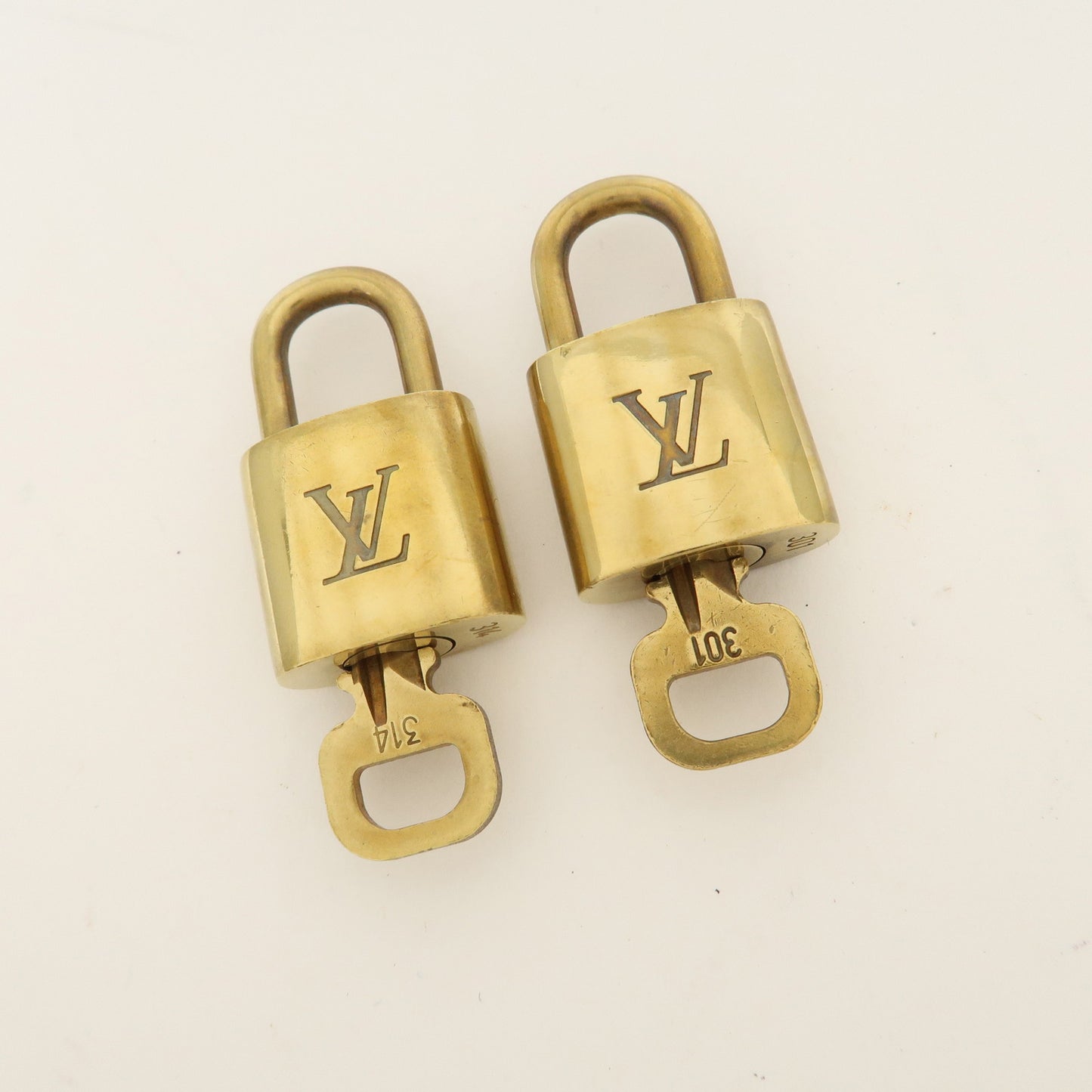 Louis Vuitton Set of 10 Lock & Key Cadena Key Lock Gold