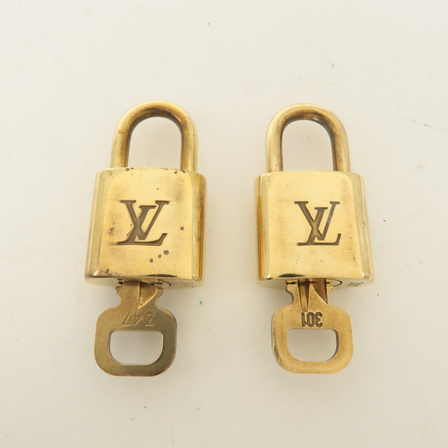 Louis Vuitton Set of 10 Lock & Key Cadena Key Lock Gold