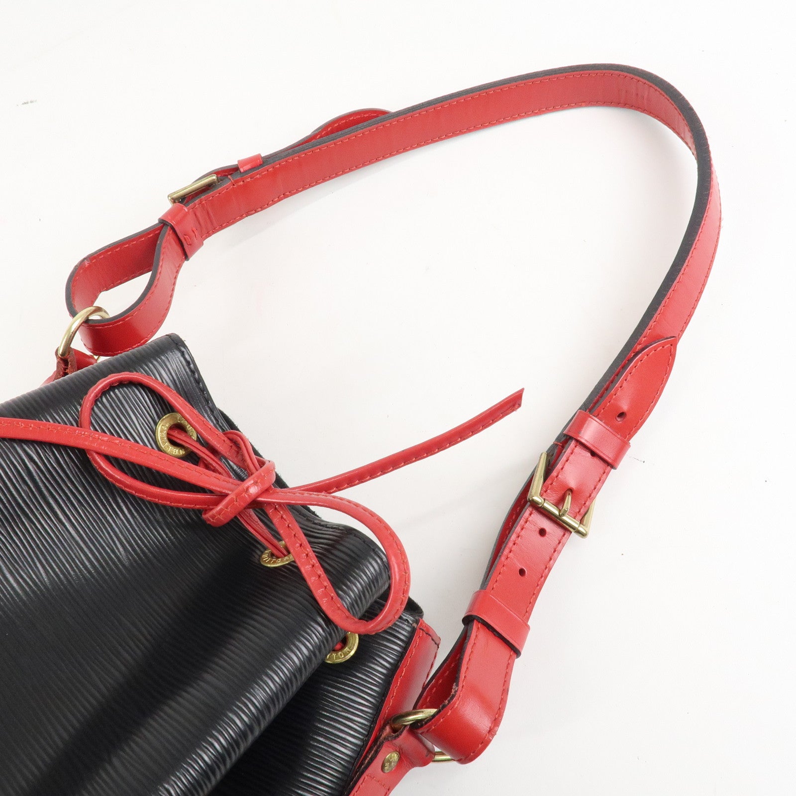 Louis Vuitton Epi Noe Shoulder Bag Noir Castilian Red M44017