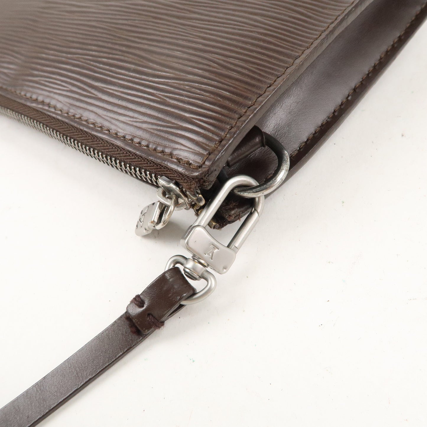 Louis Vuitton Epi Pochette Accessoires Hand Bag Mocha M5294D