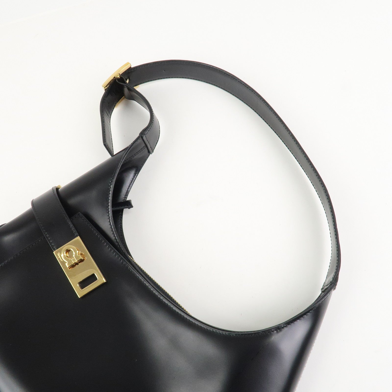 Ferragamo Gancini Logo Leather Shoulder Bag Hand Bag Black