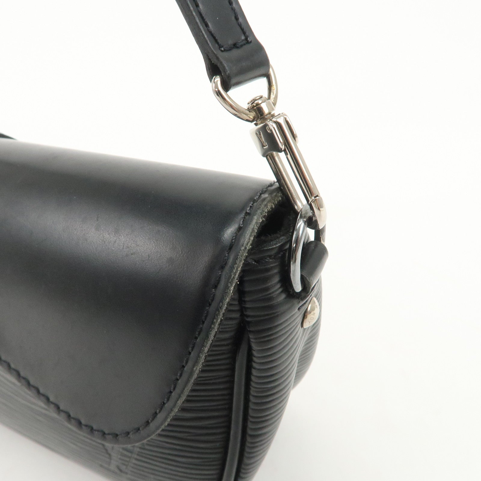 Louis Vuitton Epi Pochette Montaigne Shoulder Bag Noir M59292