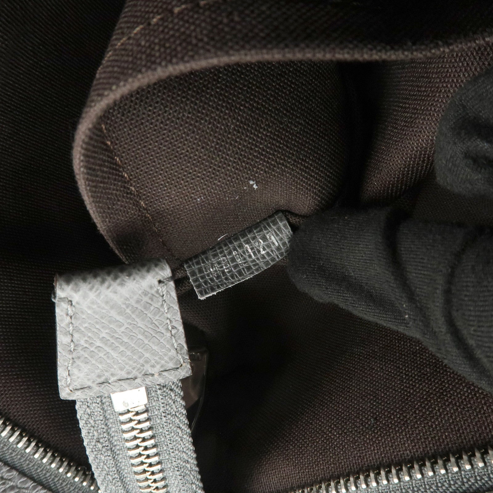 Louis Vuitton Taiga Sasha Shoulder Bag Crossbody Bag Glacier M32630