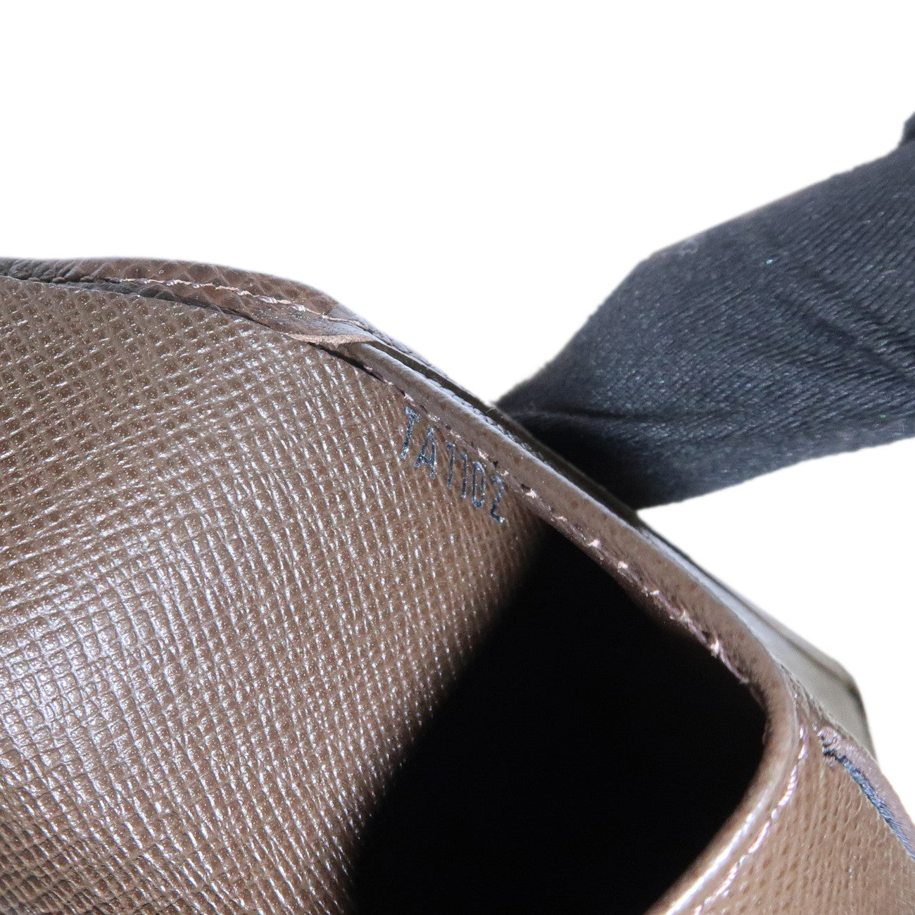 Louis Vuitton Taiga Porte Billets 3 Vole Wallet Grizzly M30428