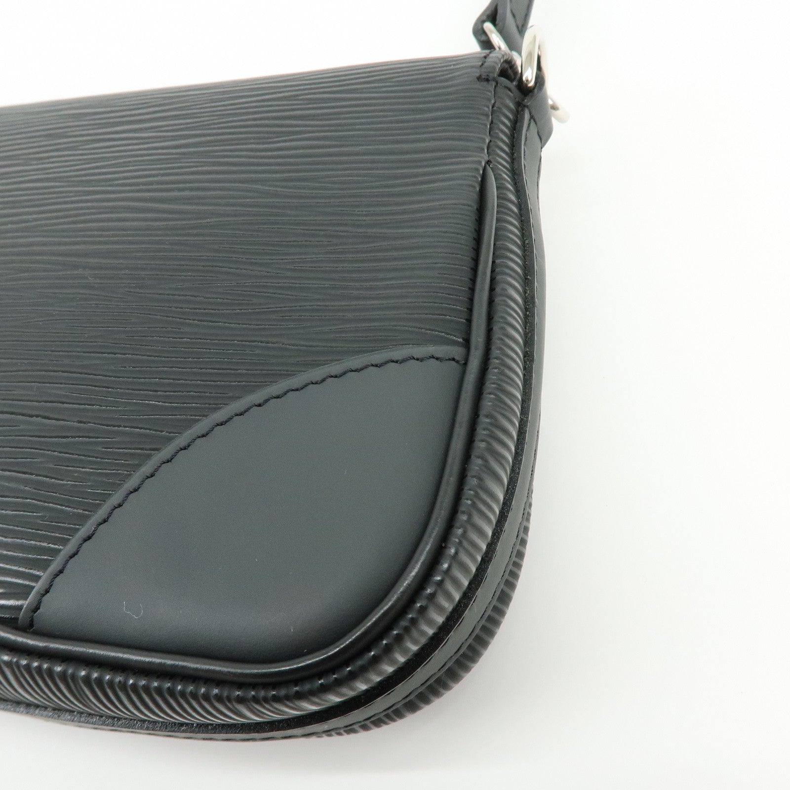 Louis Vuitton Epi Leather Pochette Segur Hand Bag Noir M58882