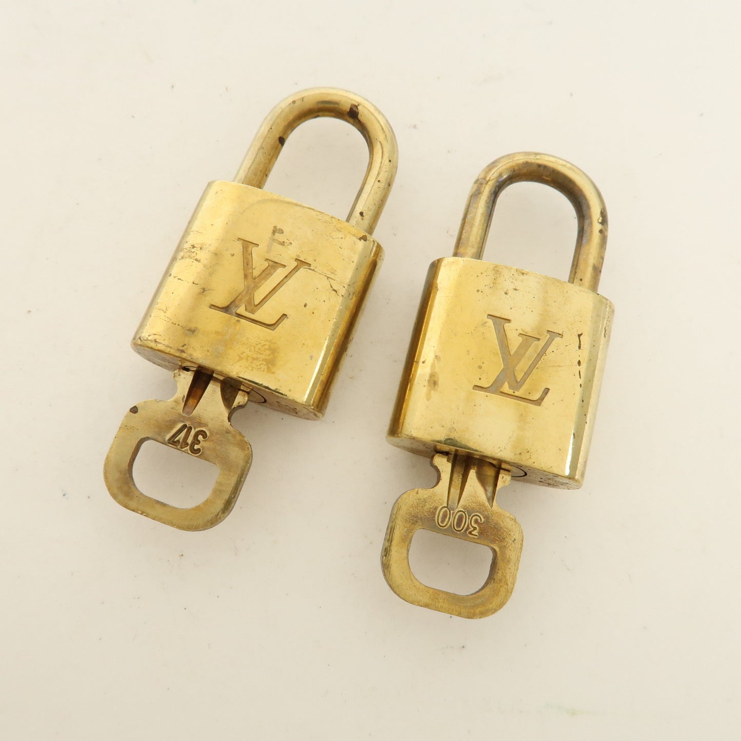 Louis Vuitton Set of 10 Lock & Key Cadena Key Lock Gold