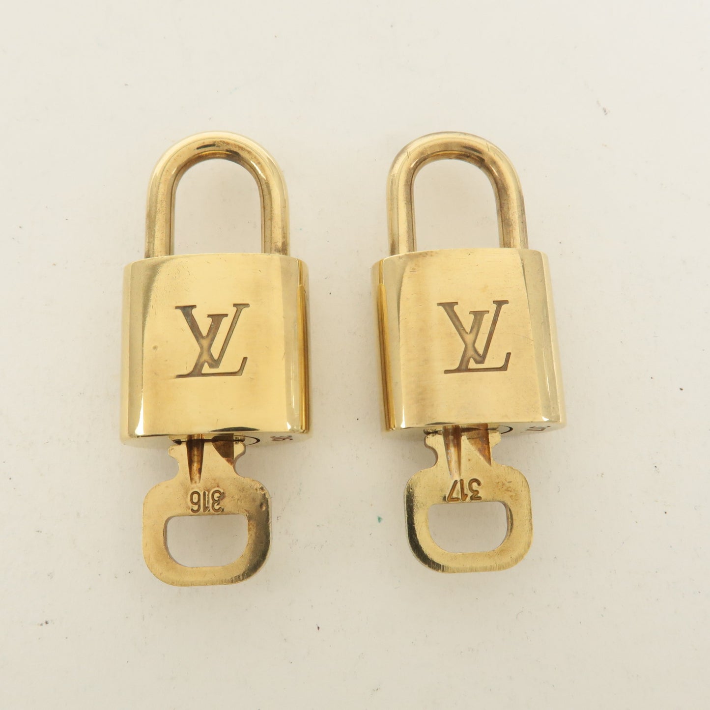 Louis Vuitton Set of 10 Lock & Key Cadena Key Lock Gold