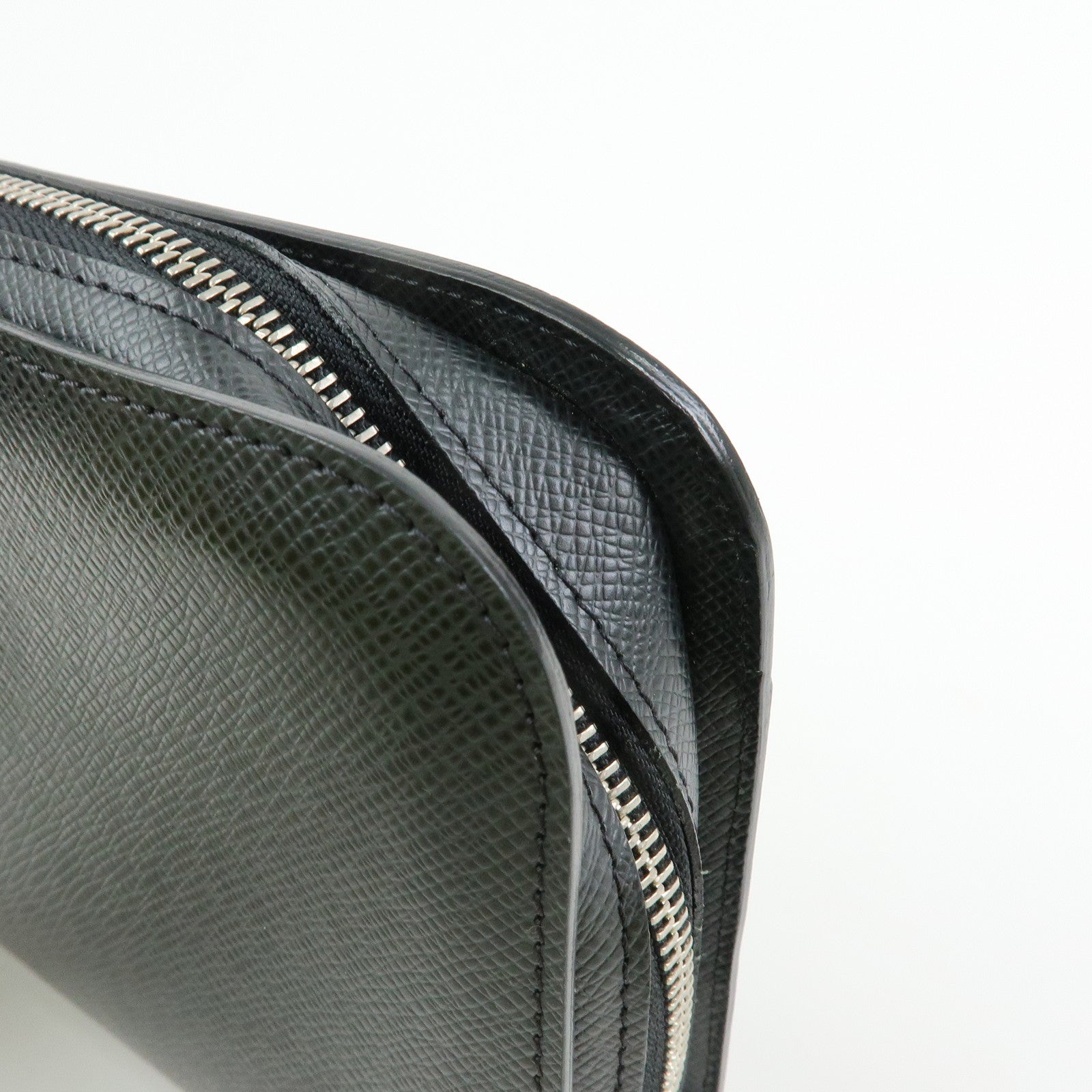 Louis Vuitton Taiga Baikal Leather Clutch Bag Pouch Ardoise M30182