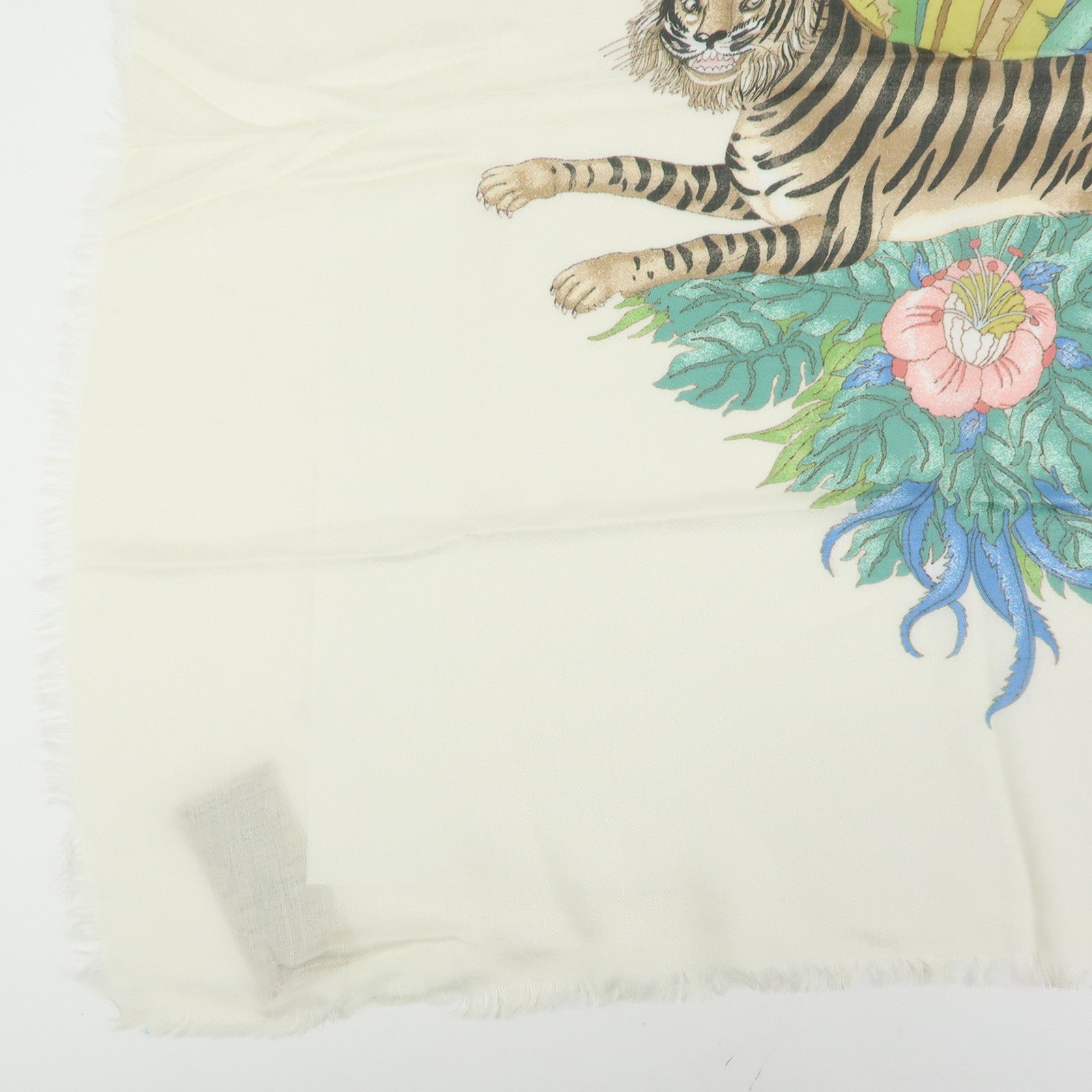GUCCI Interlocking G Sherry GG Rayon Silk Scarf Tiger Motif Ivory