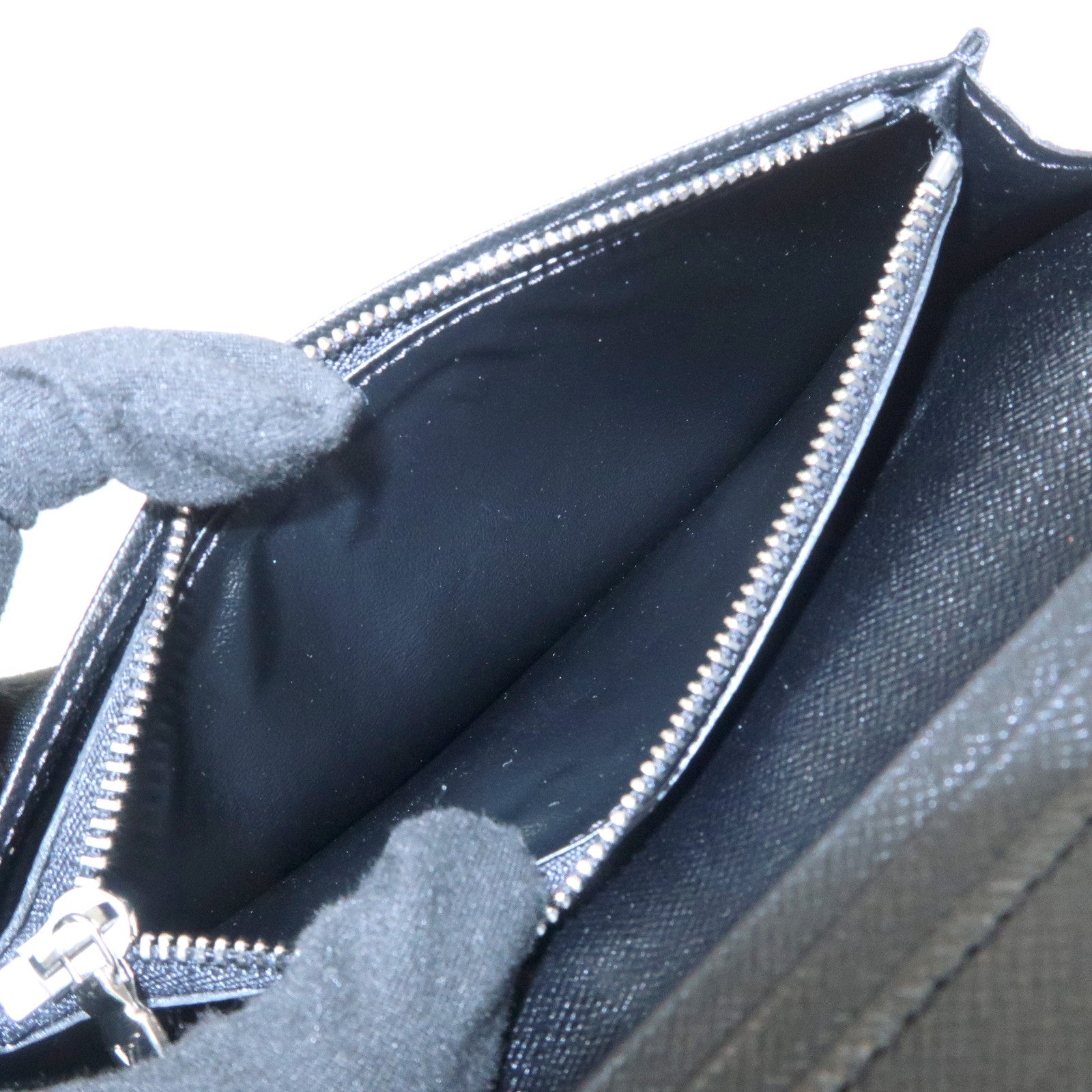 Louis Vuitton Taiga Leather Portefeuille Brazza Wallet Noir M30501