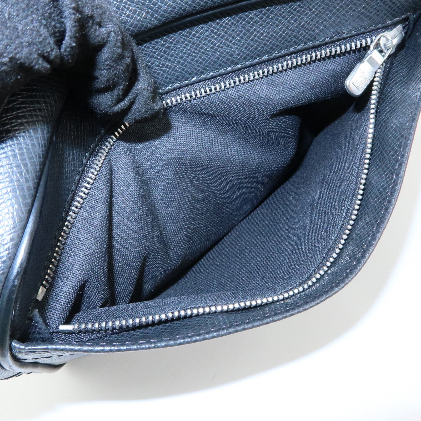 Louis Vuitton Taiga Leather Karga Clutch Bag Pouch Black M30812