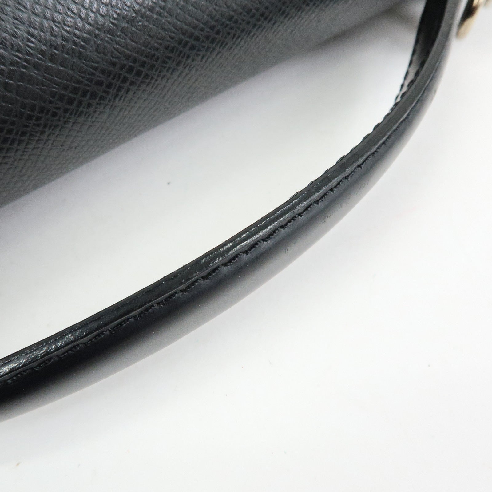 Louis Vuitton Taiga Monceau Leather Hand Bag Black M32002