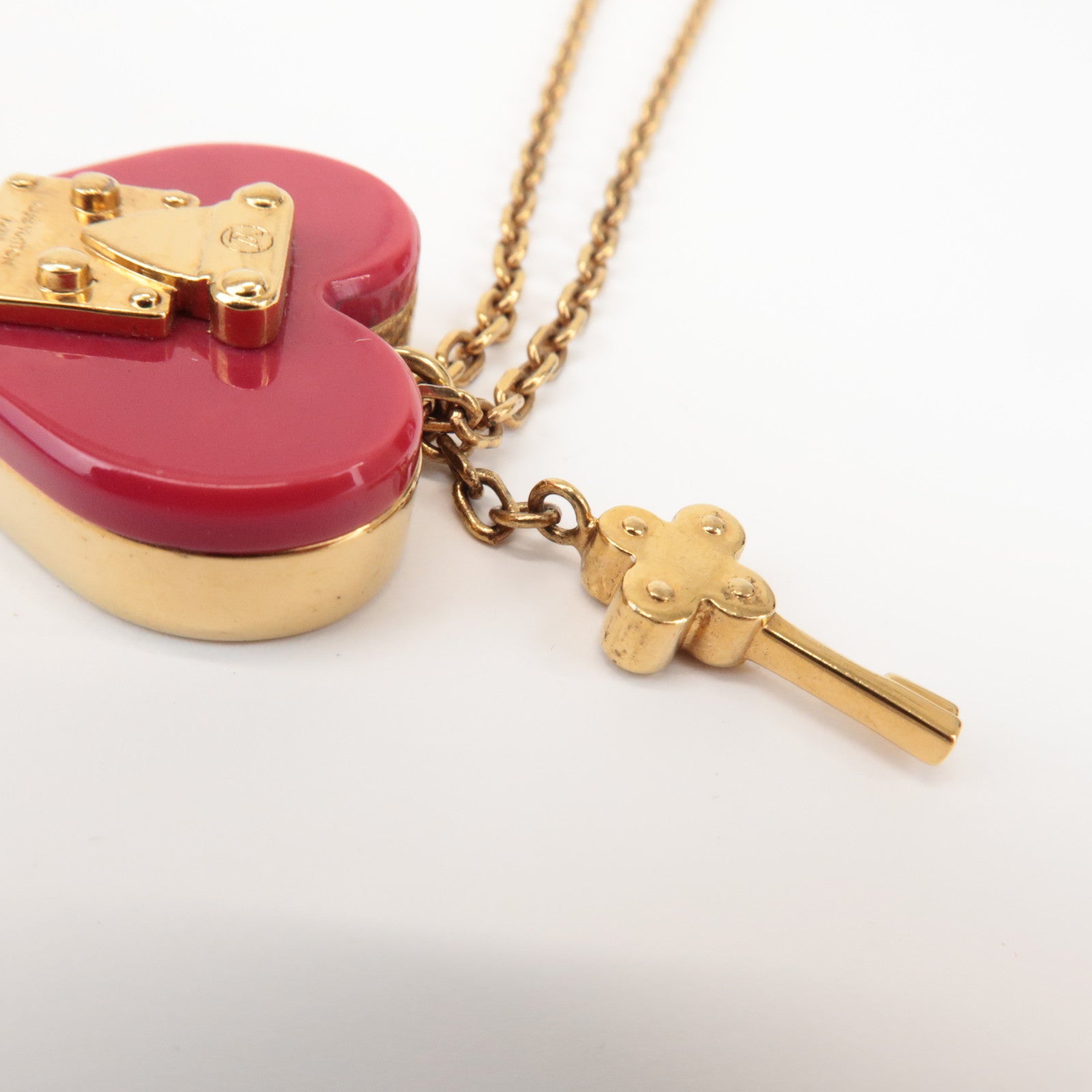 Louis Vuitton Pandentif Lock Me Necklace Metal Regsin Gold M66516