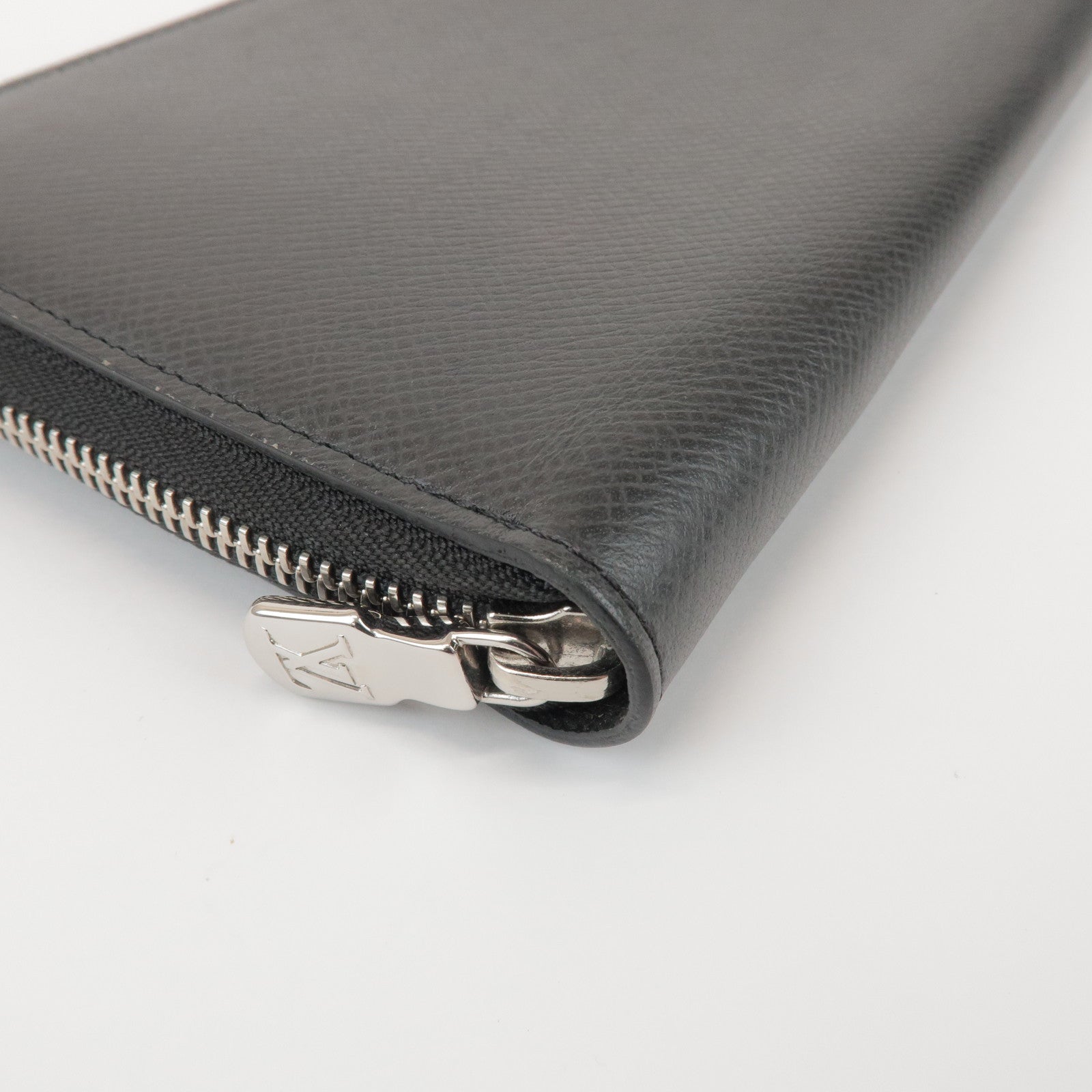 Louis Vuitton Taiga Zippy Organizer NM Long Wallet Noir M30056