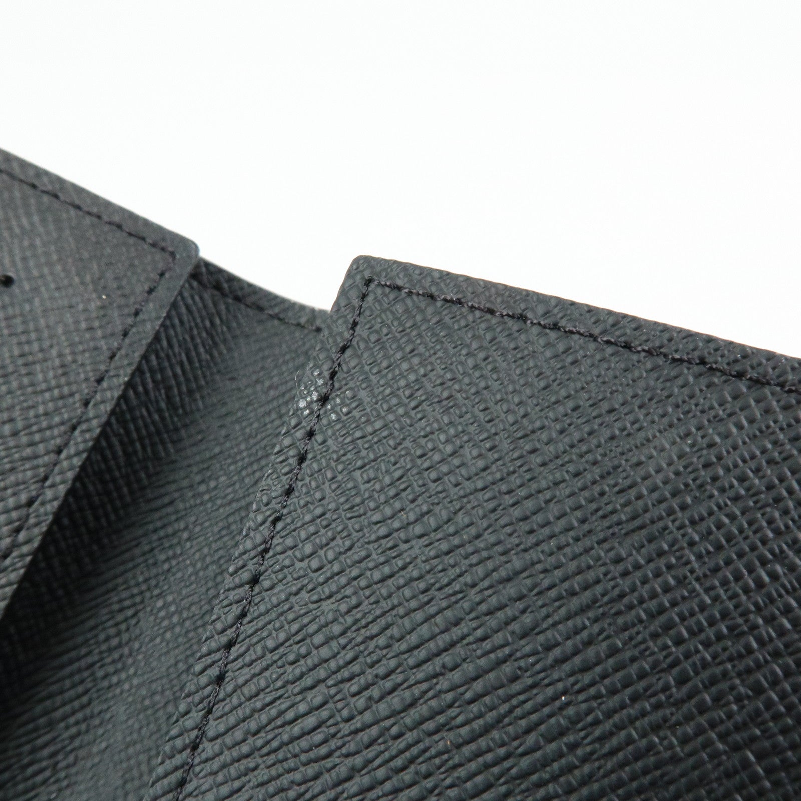 Louis Vuitton Taiga Leather Couverture Passeport NM Ardoise M64596