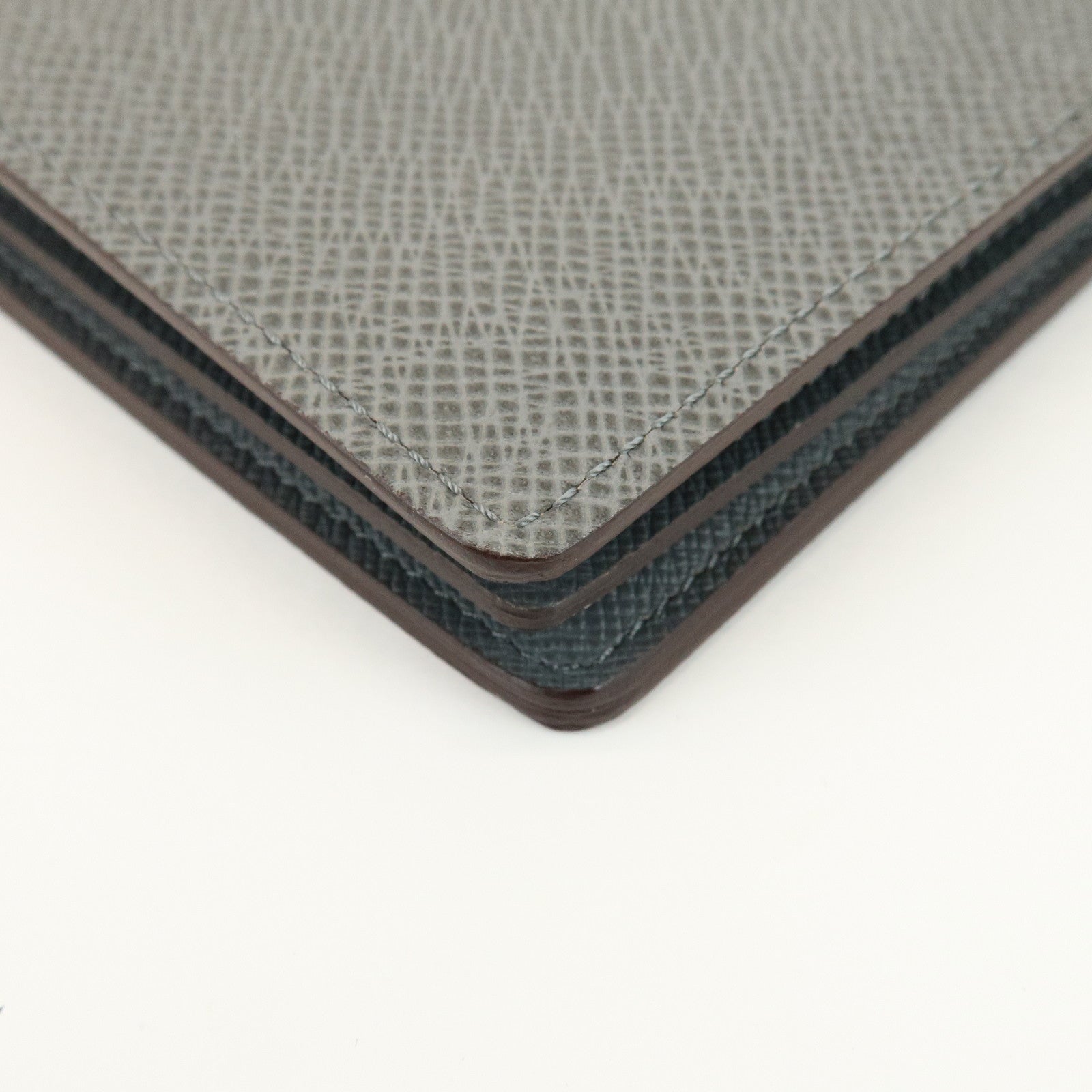 Louis Vuitton Taiga Portefeuille Florin Wallet Glacier Gray M32650