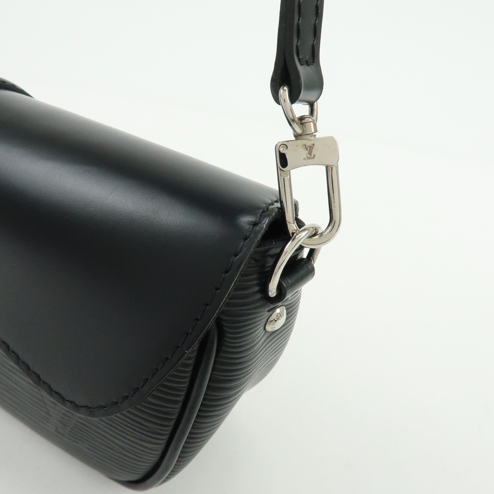 Louis Vuitton Epi Pochette Montaigne Shoulder Bag Noir M59292