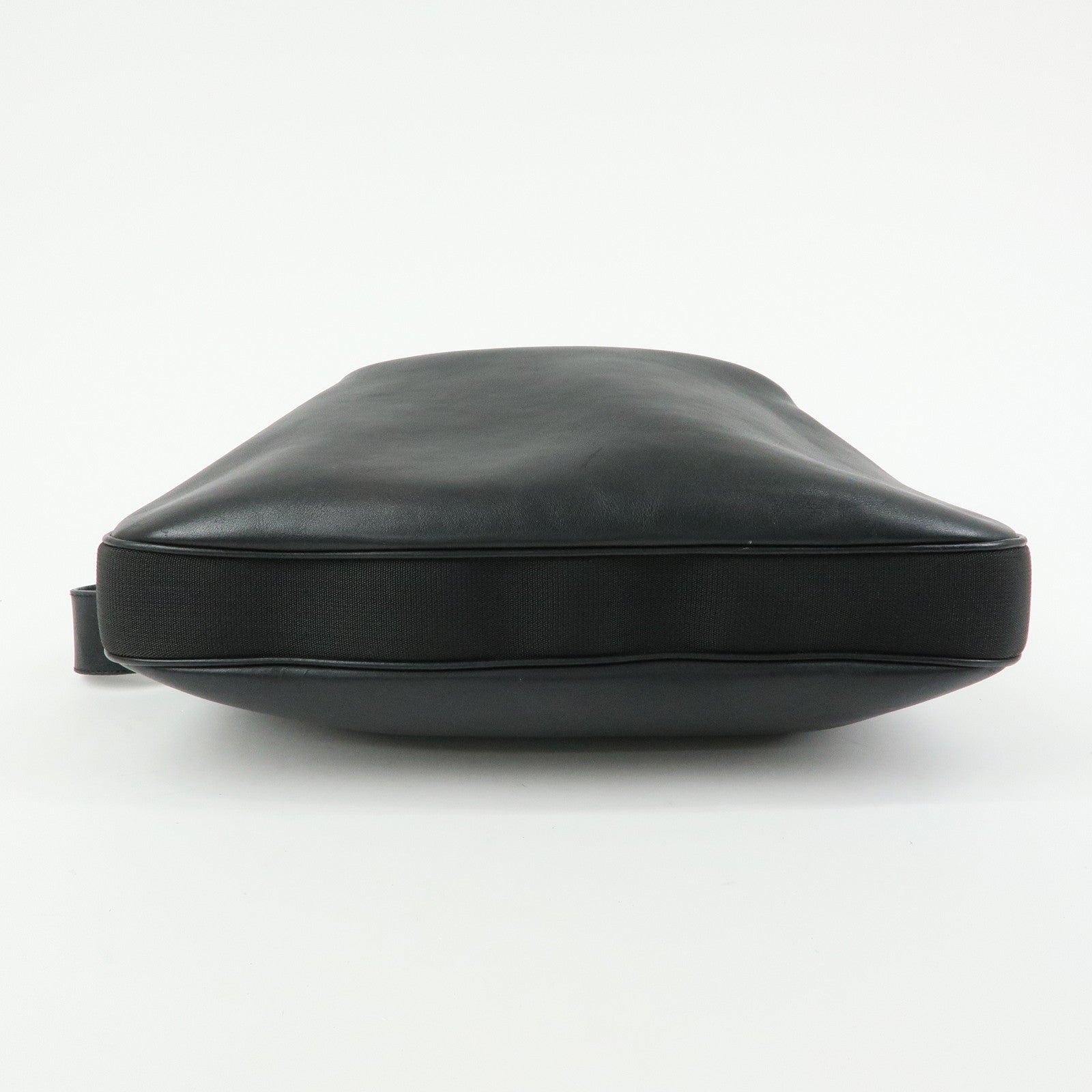 GUCCI Attache Leather Shoulder Bag Crossbody Bag Black 001・3341