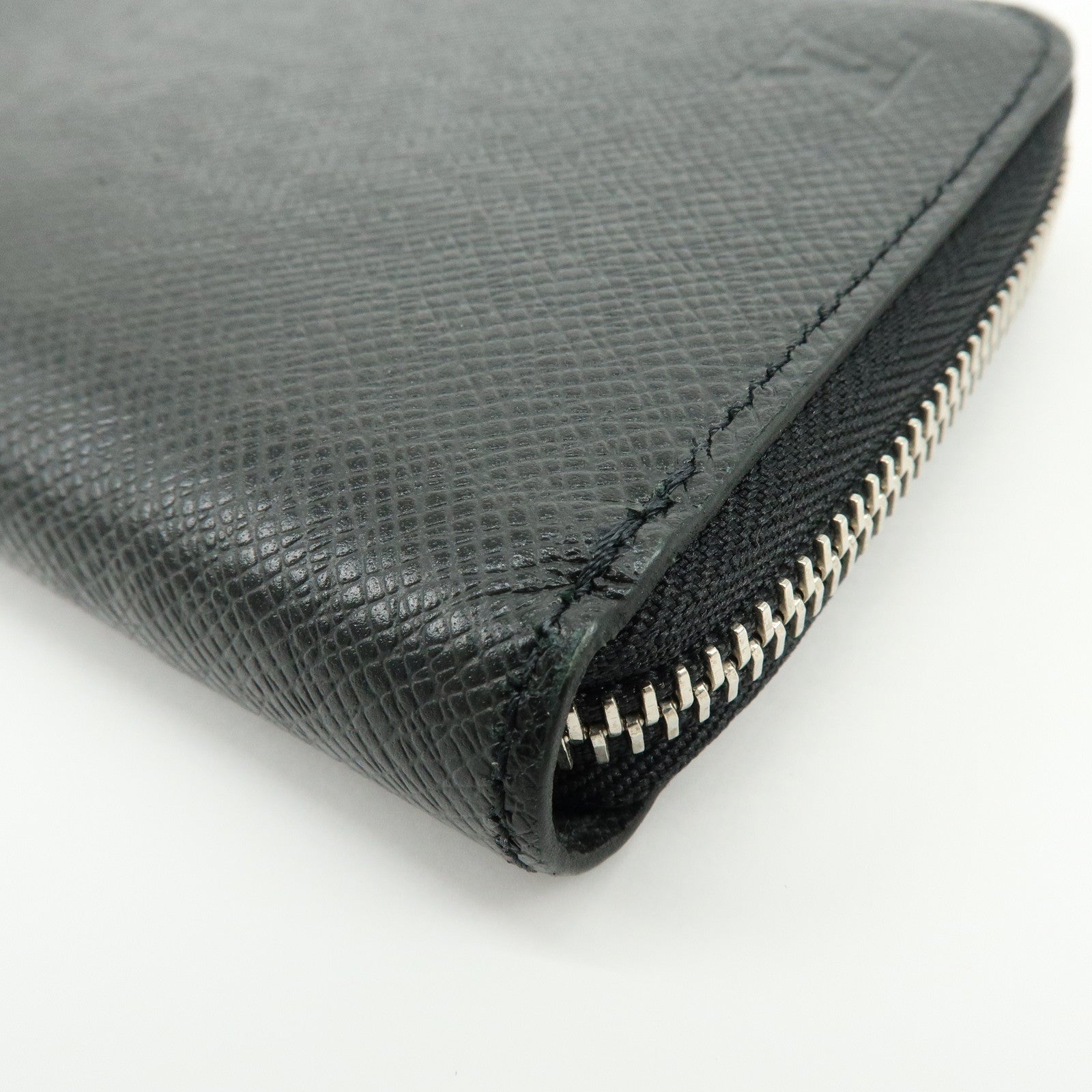 Louis Vuitton Taiga Vertical Round Zippy Wallet Ardoise M30503