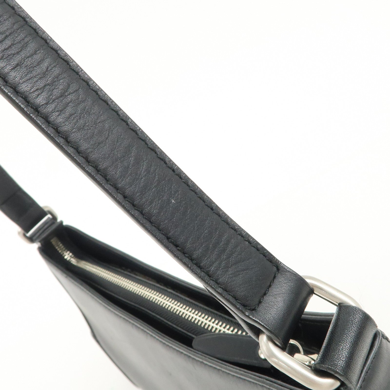 BUBERRY Logo Leather Shoulder Bag Hand Bag Black Used