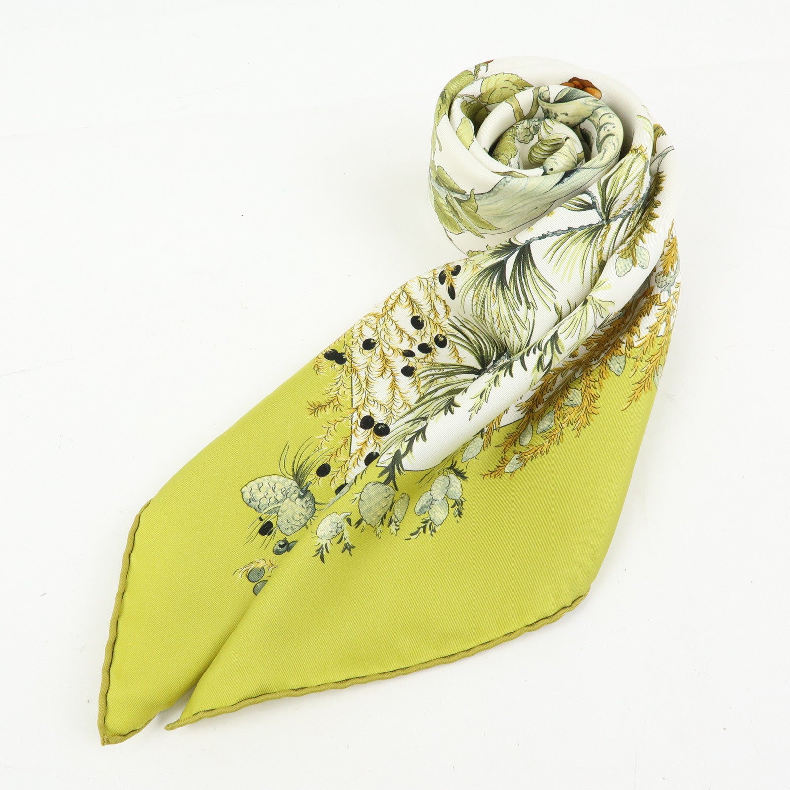 HERMES Carre 90 Silk 100% Scarf AU COEUR DESBOIS Light Green
