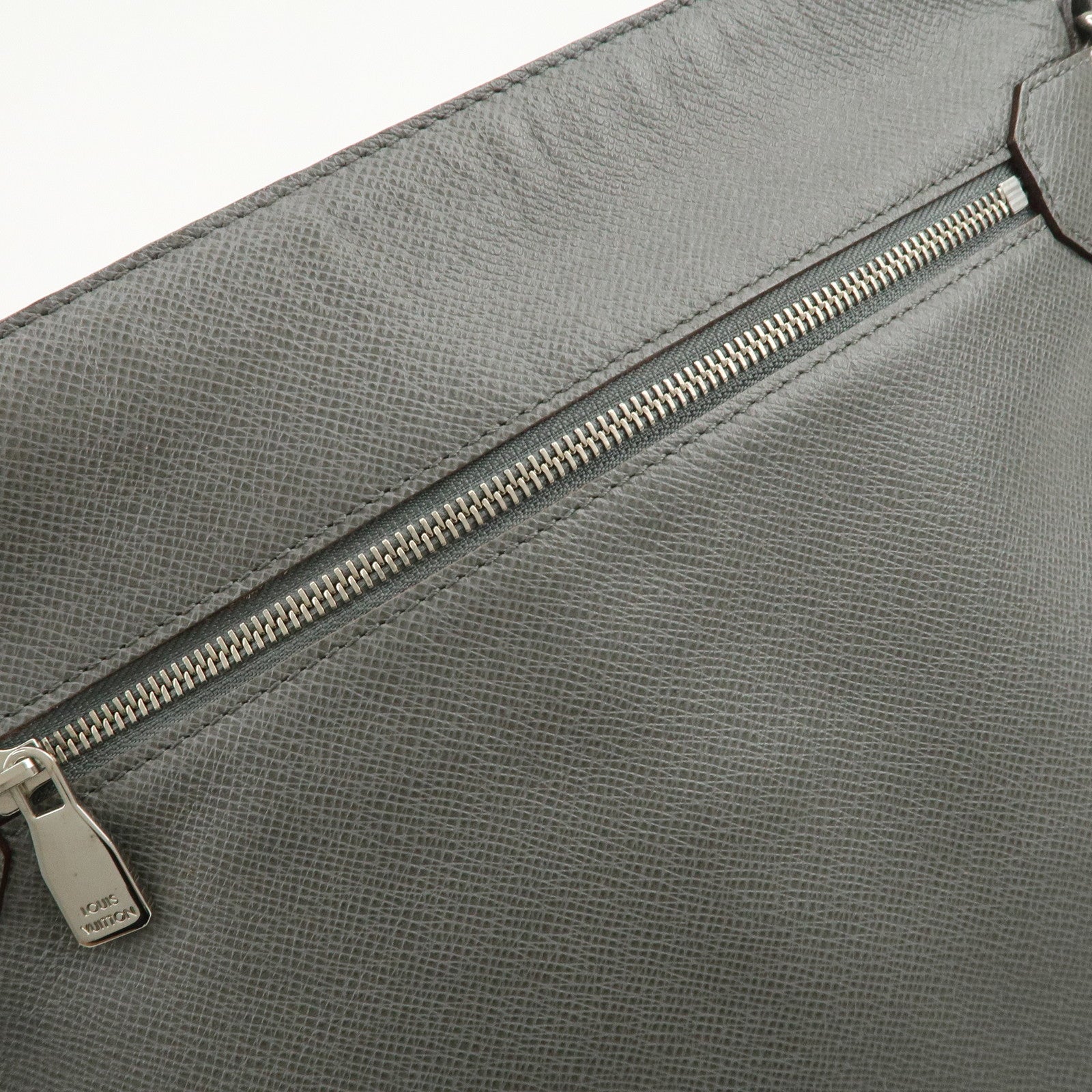 Louis Vuitton Taiga Sasha Shoulder Bag Crossbody Bag Glacier M32630