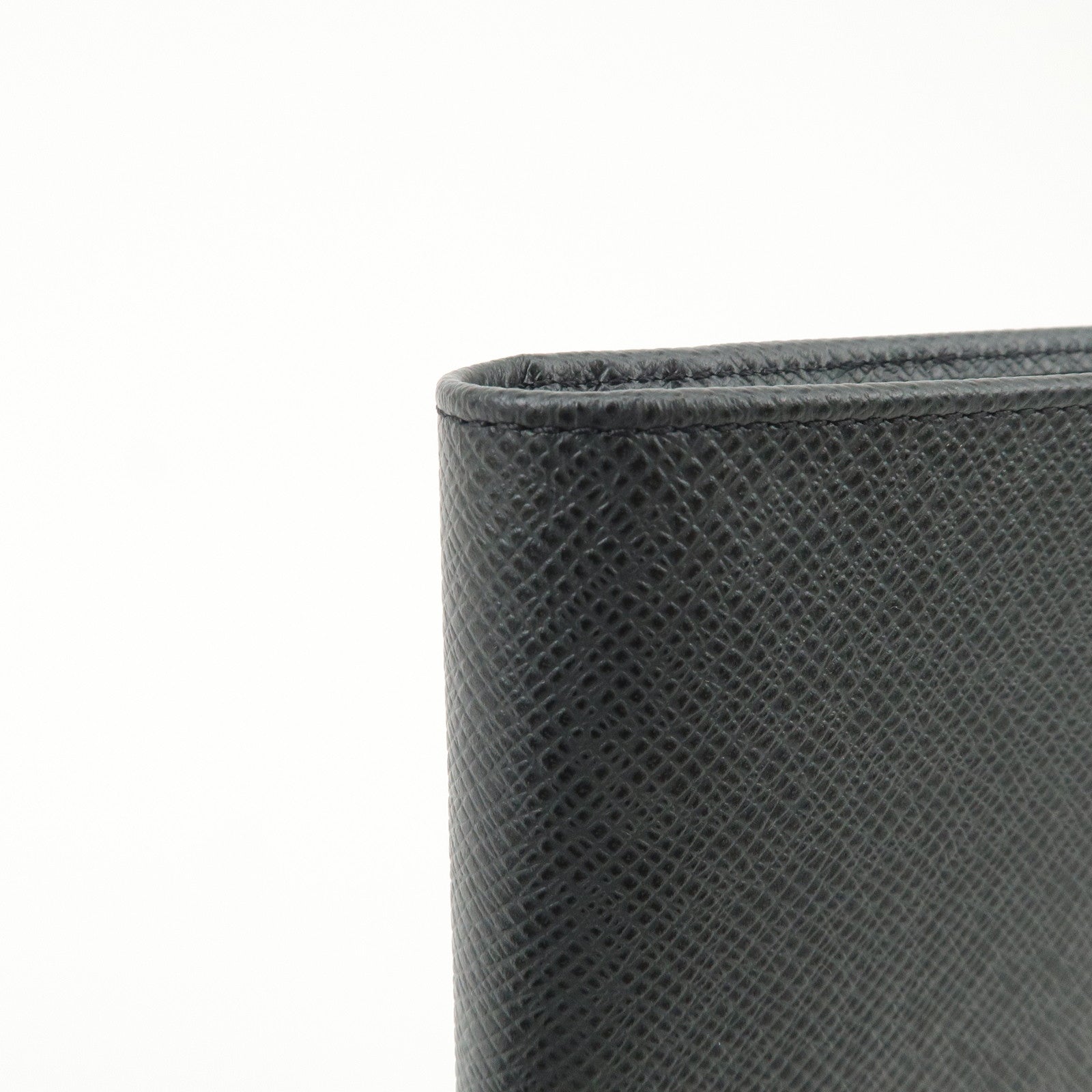 Louis Vuitton Taiga Leather Portefeuille Brazza Wallet Noir M30501