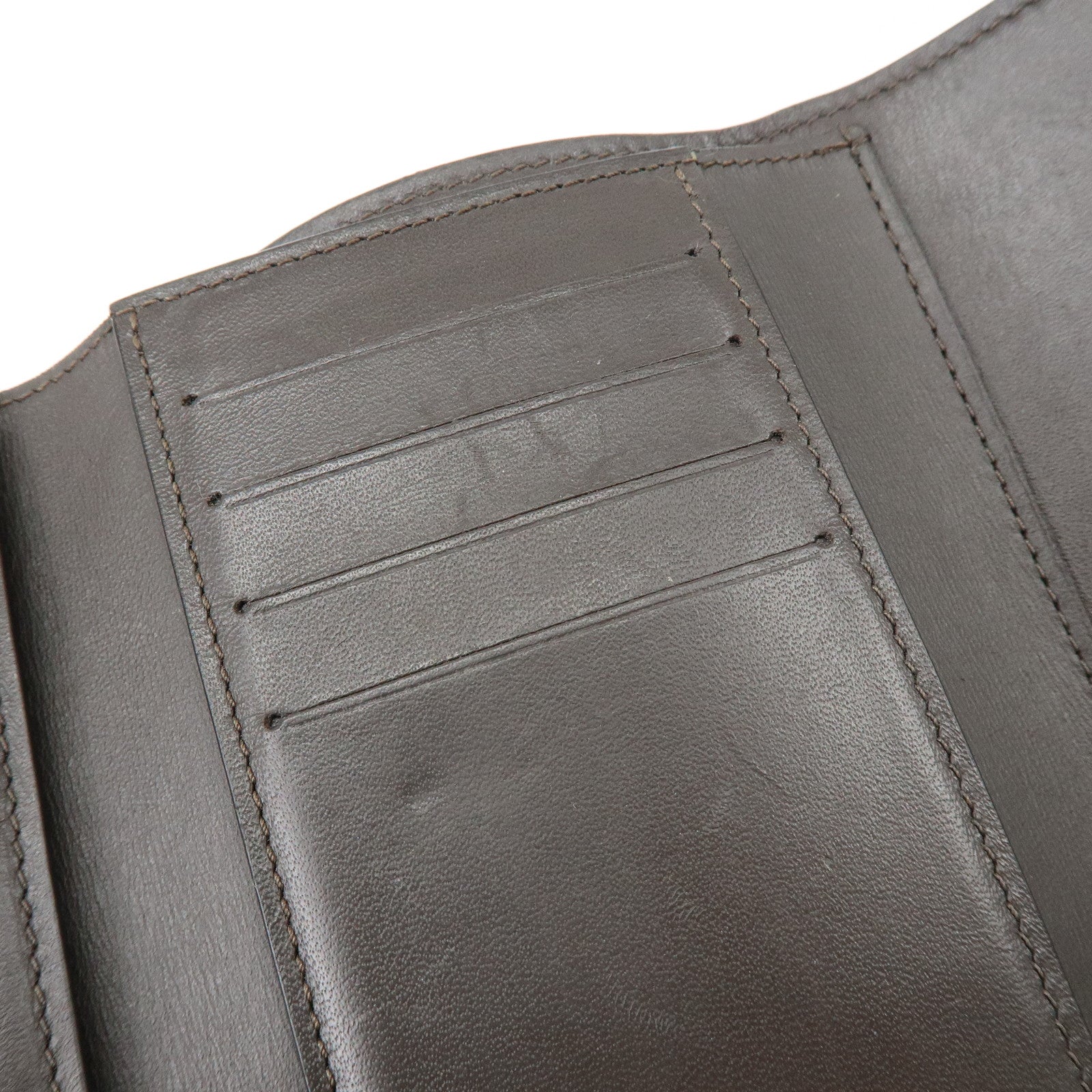 Louis Vuitton Portefeuille Capucines Leather Compact Wallet M62159