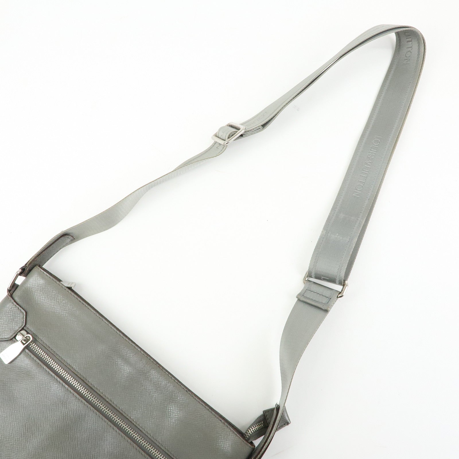Louis Vuitton Taiga Sasha Shoulder Bag Crossbody Bag Glacier M32630