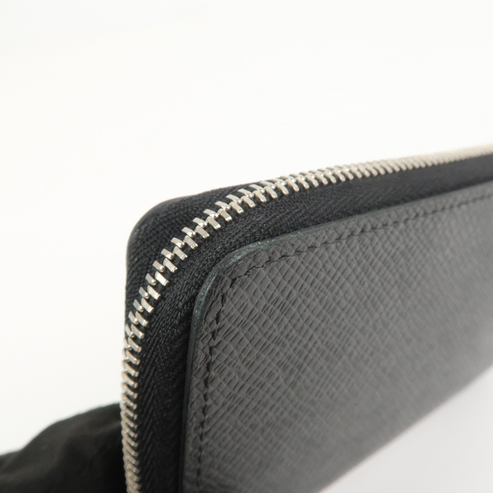 Louis Vuitton Taiga Zippy Coin Purse Coin Case Noir Black M30511