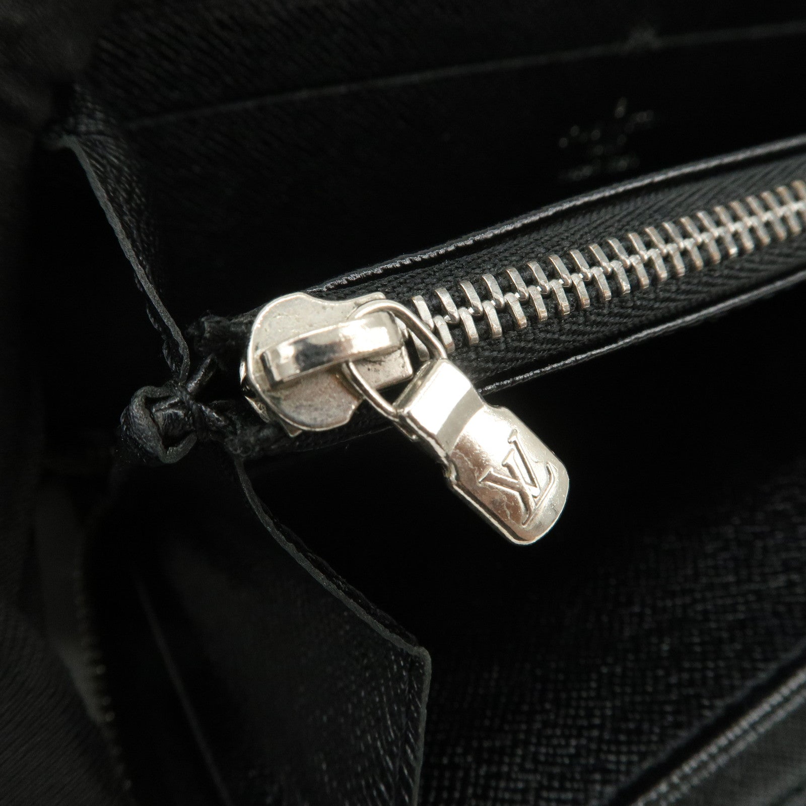 Louis Vuitton Epi leather Round Zippy Long Wallet Noir M60072