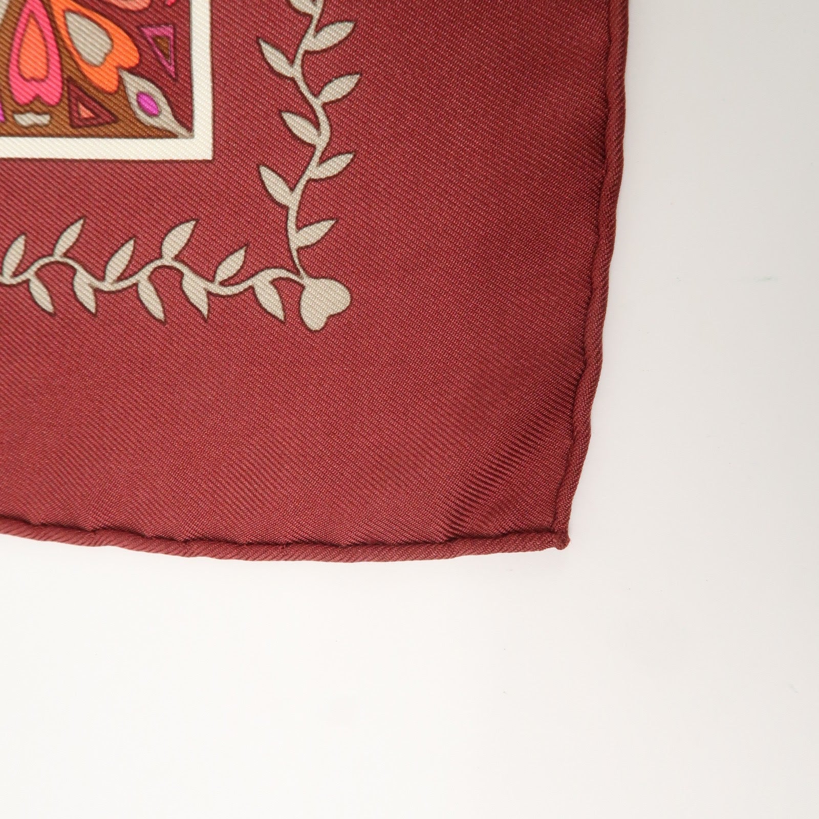 HERMES Carre 90 Silk 100% Aux Portes du Palais Scarf Red