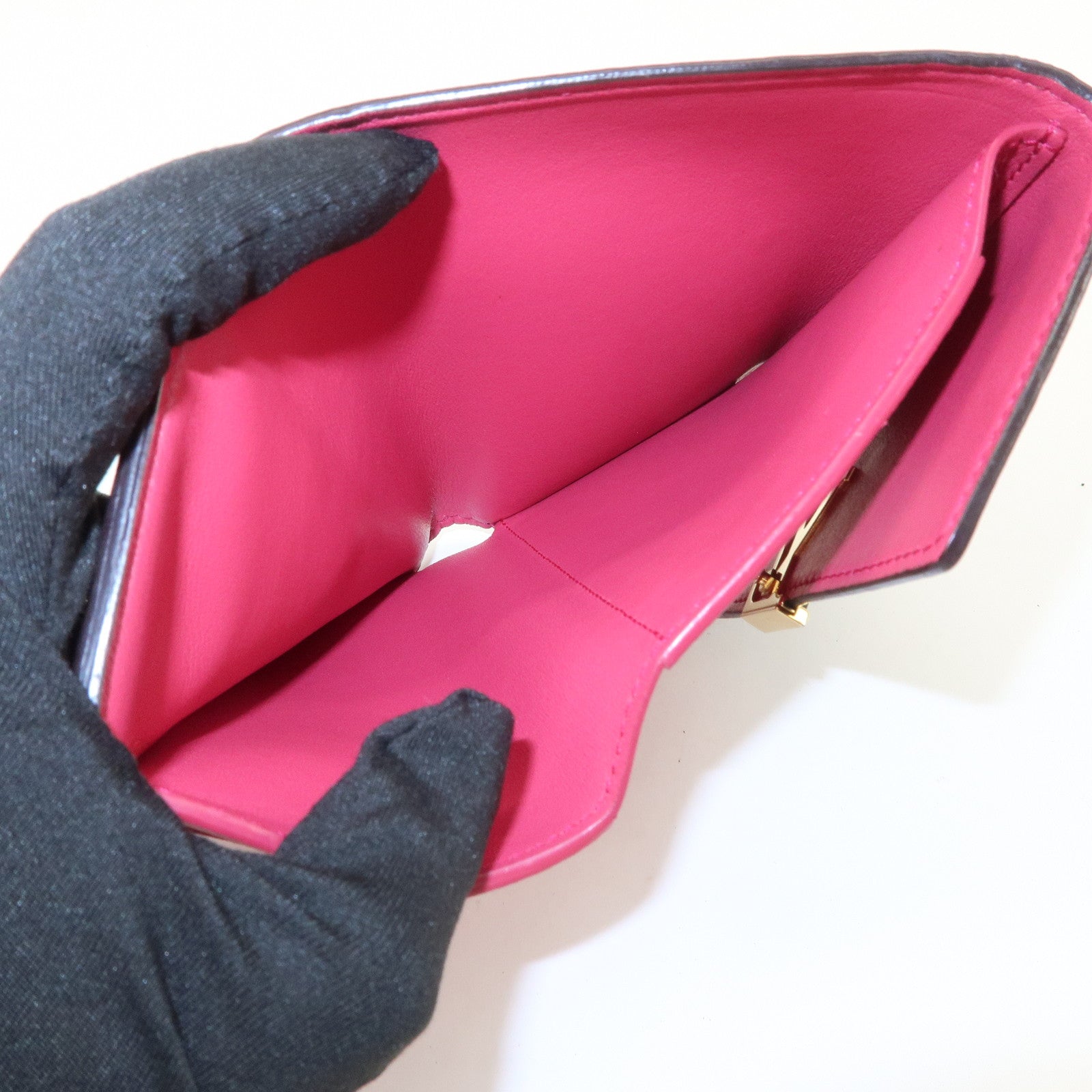 Louis Vuitton Leather Portefeuille Capucines Compact Wallet M62157