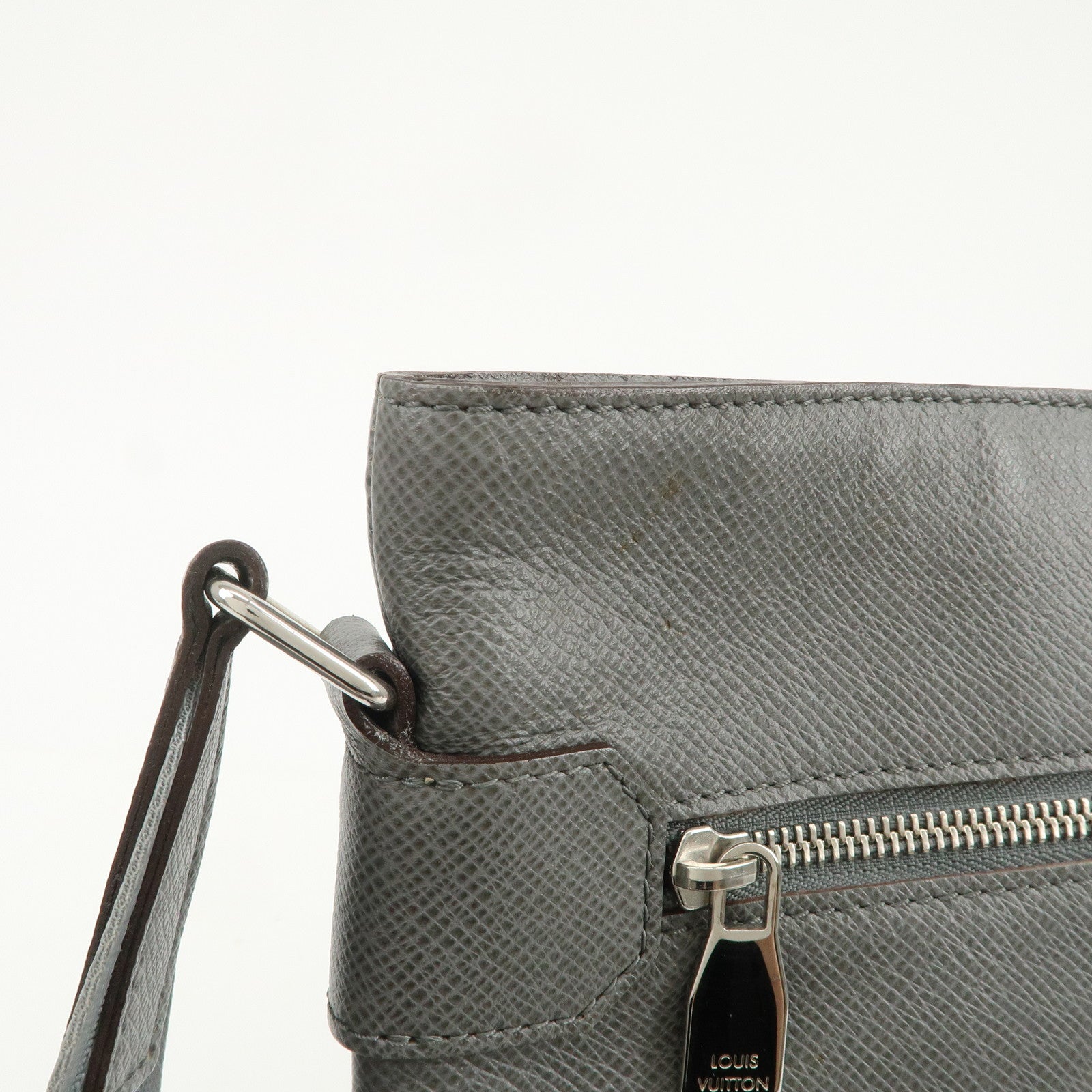 Louis Vuitton Taiga Sasha Shoulder Bag Crossbody Bag Glacier M32630