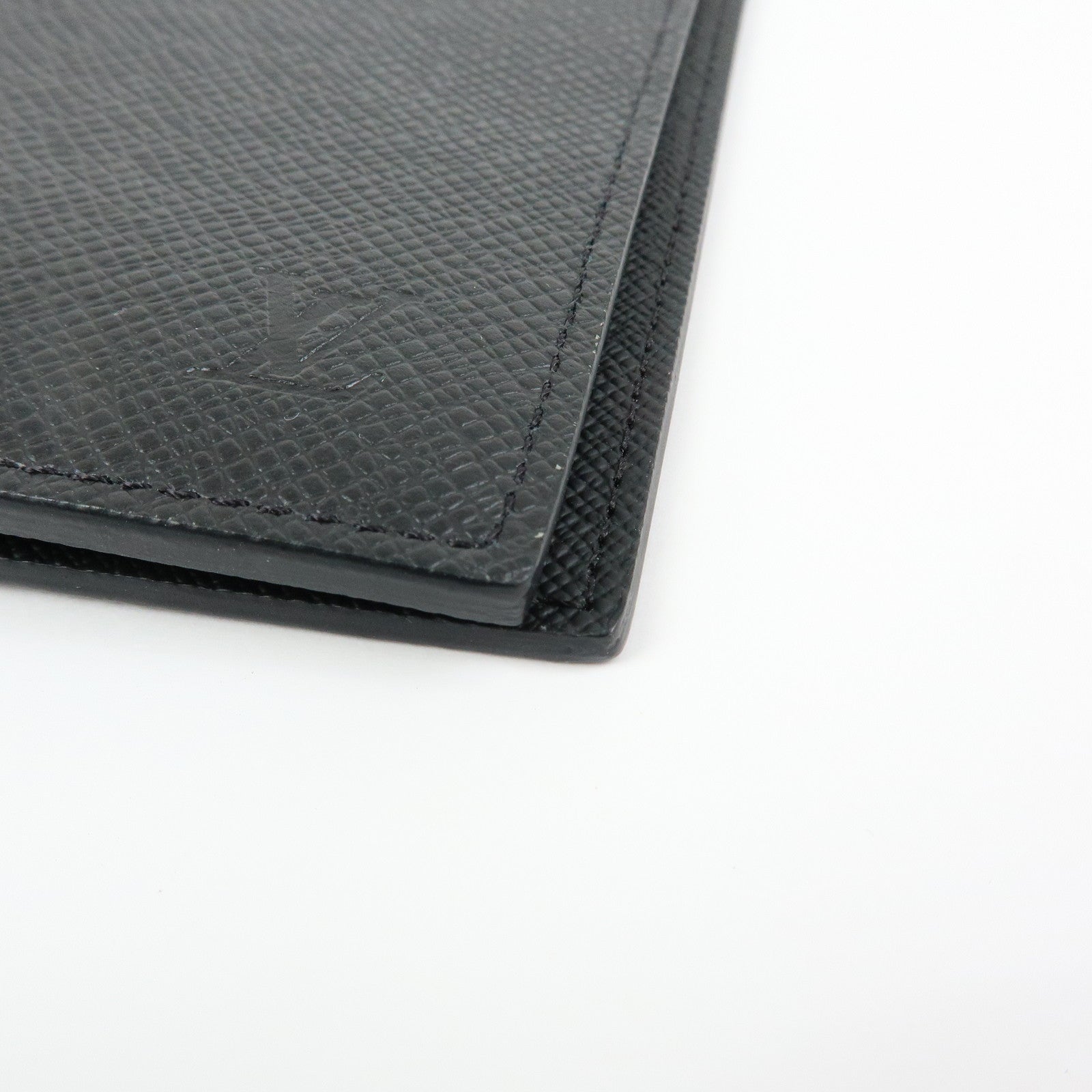 Louis Vuitton Taiga Leather Couverture Passeport NM Ardoise M64596