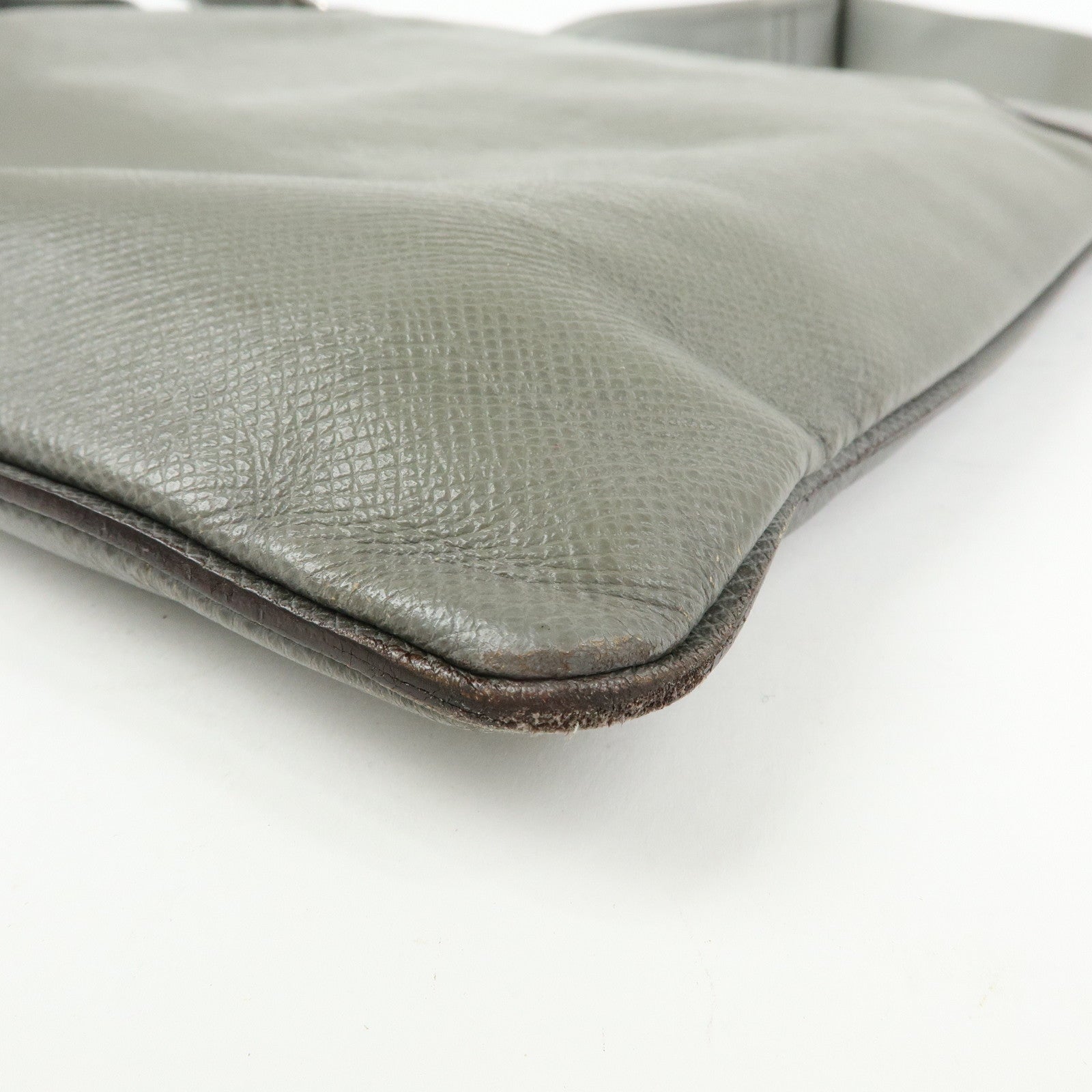 Louis Vuitton Taiga Sasha Shoulder Bag Crossbody Bag Glacier M32630