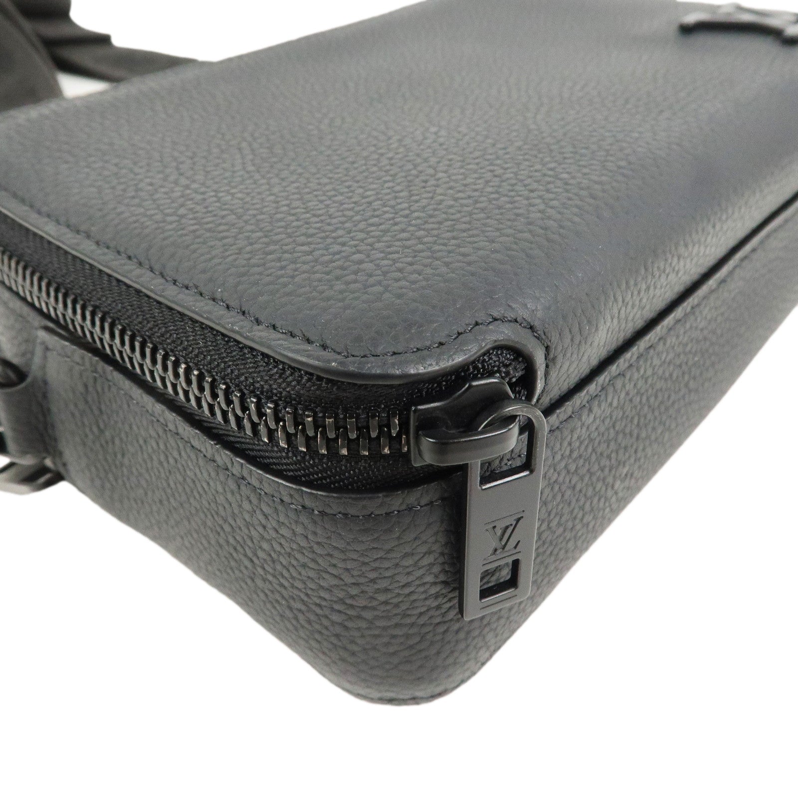 Louis Vuitton LV Aerogram Leather Alpha Wearable Wallet Noir M59161