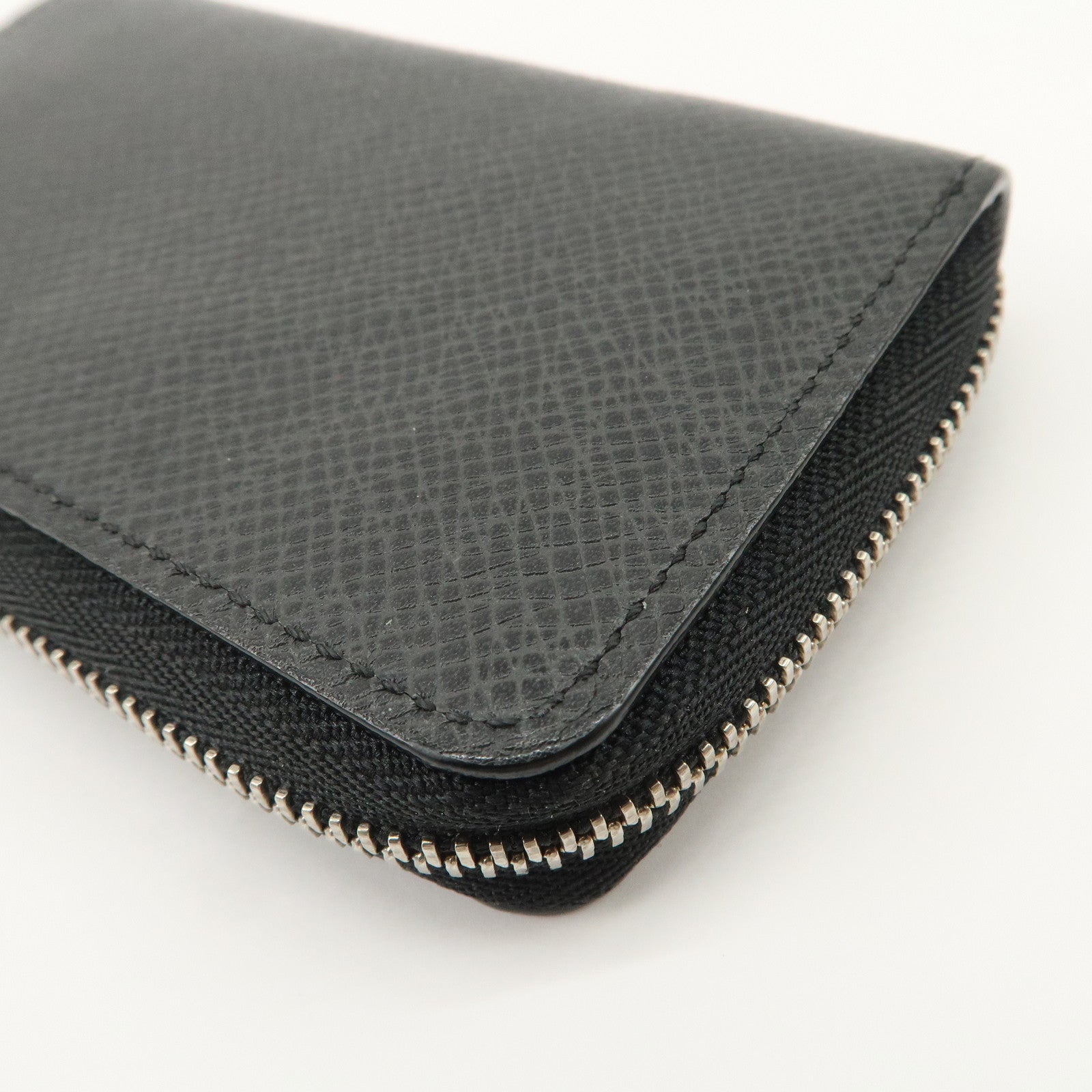 Louis Vuitton Taiga Zippy Coin Purse Coin Case Noir M30511